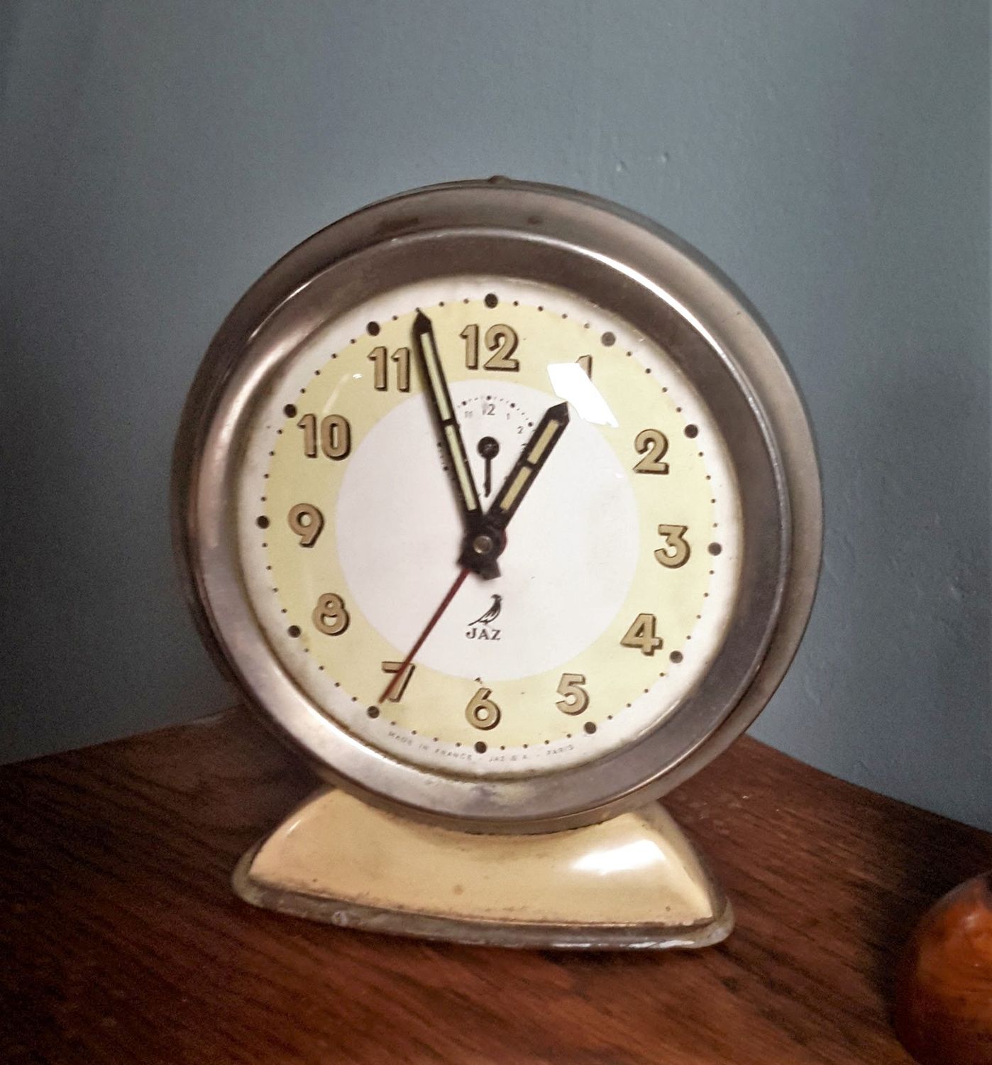 Decoratieve oude Wekker op driehoekig pootje merk Jaz