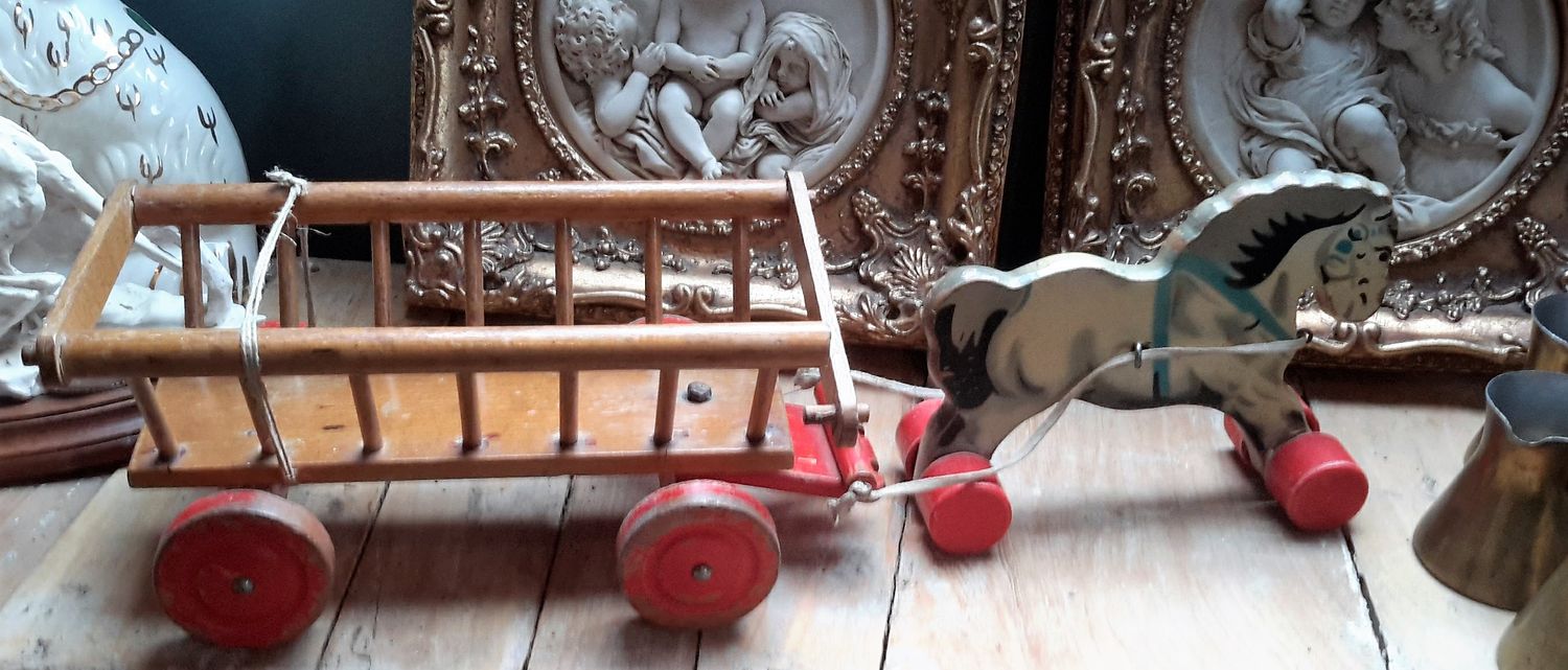 Retro Houten speelgoed paard met kar van Gecevo ( DDR) jaren 50