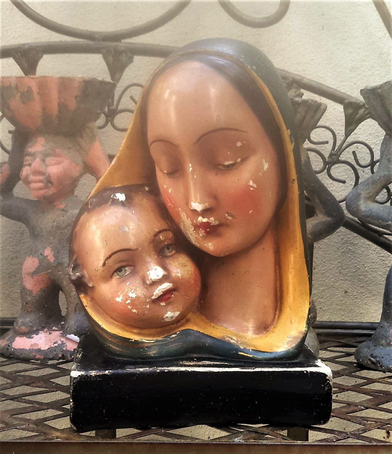 Vintage Mariabeeld met kindje Jezus (gips) Vintage Mariabeeld met kindje Jezus (gips)