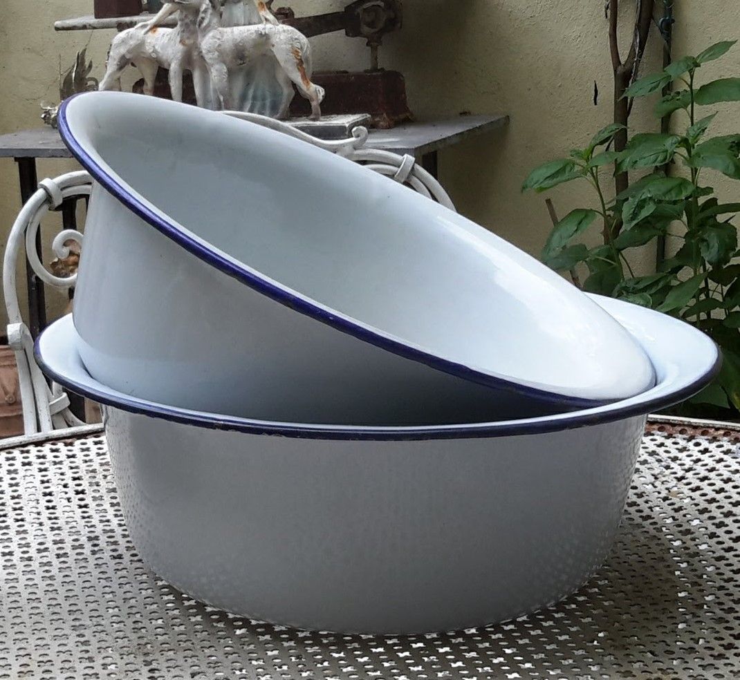 2 vintage emaille kommen met mooi blauw randje