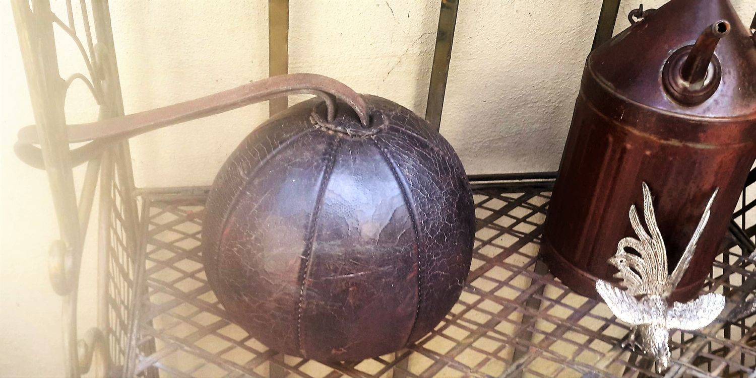 Antieke lederen punch boksbal of medicijnbal met riem uit 1920