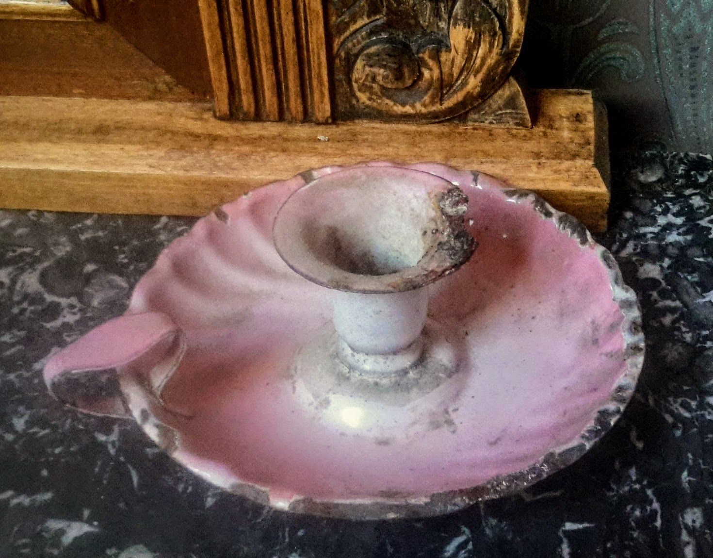 Oude roze emaille kaarsenblaker