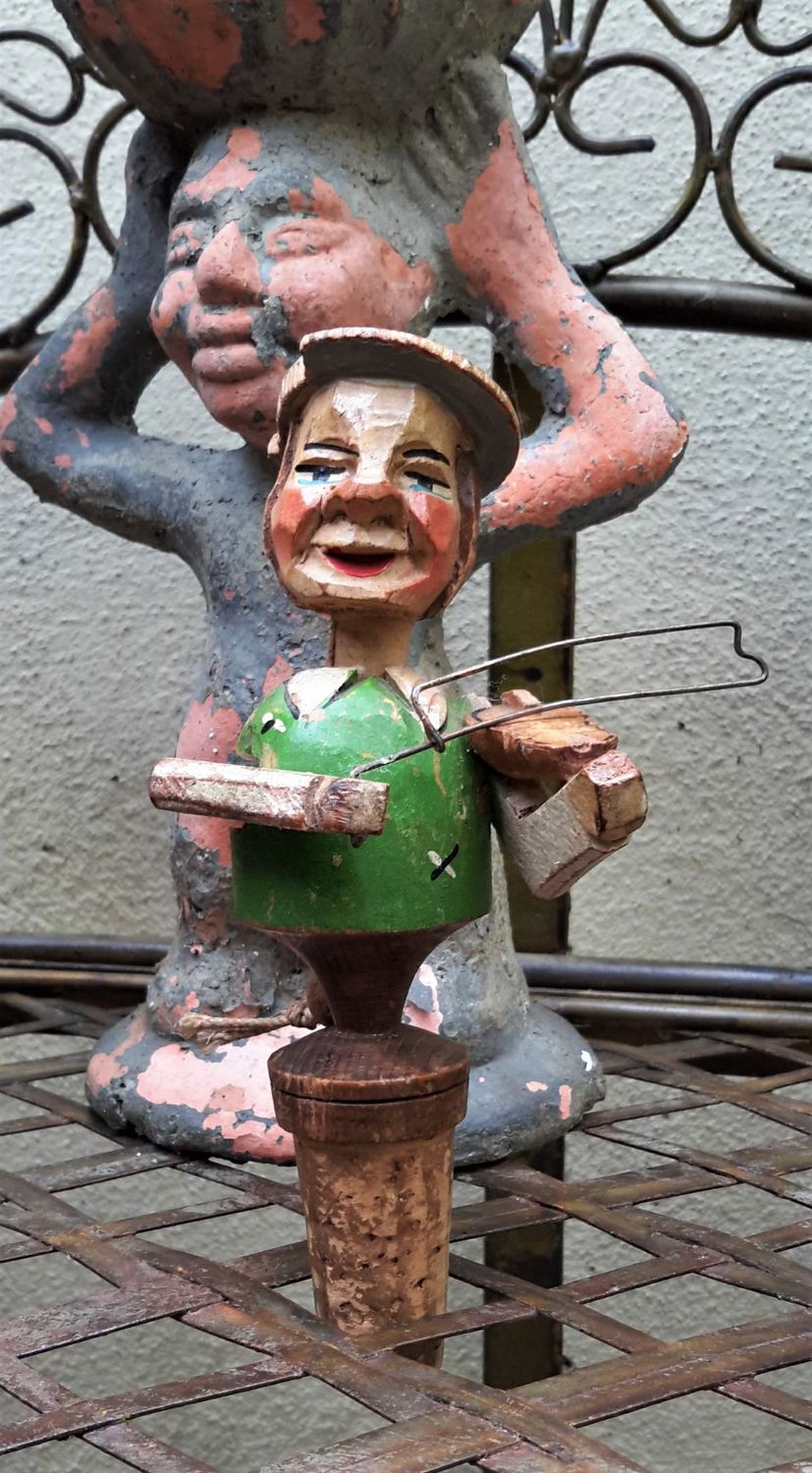 Decoratieve speelse wijnstop in hout vioolspeler