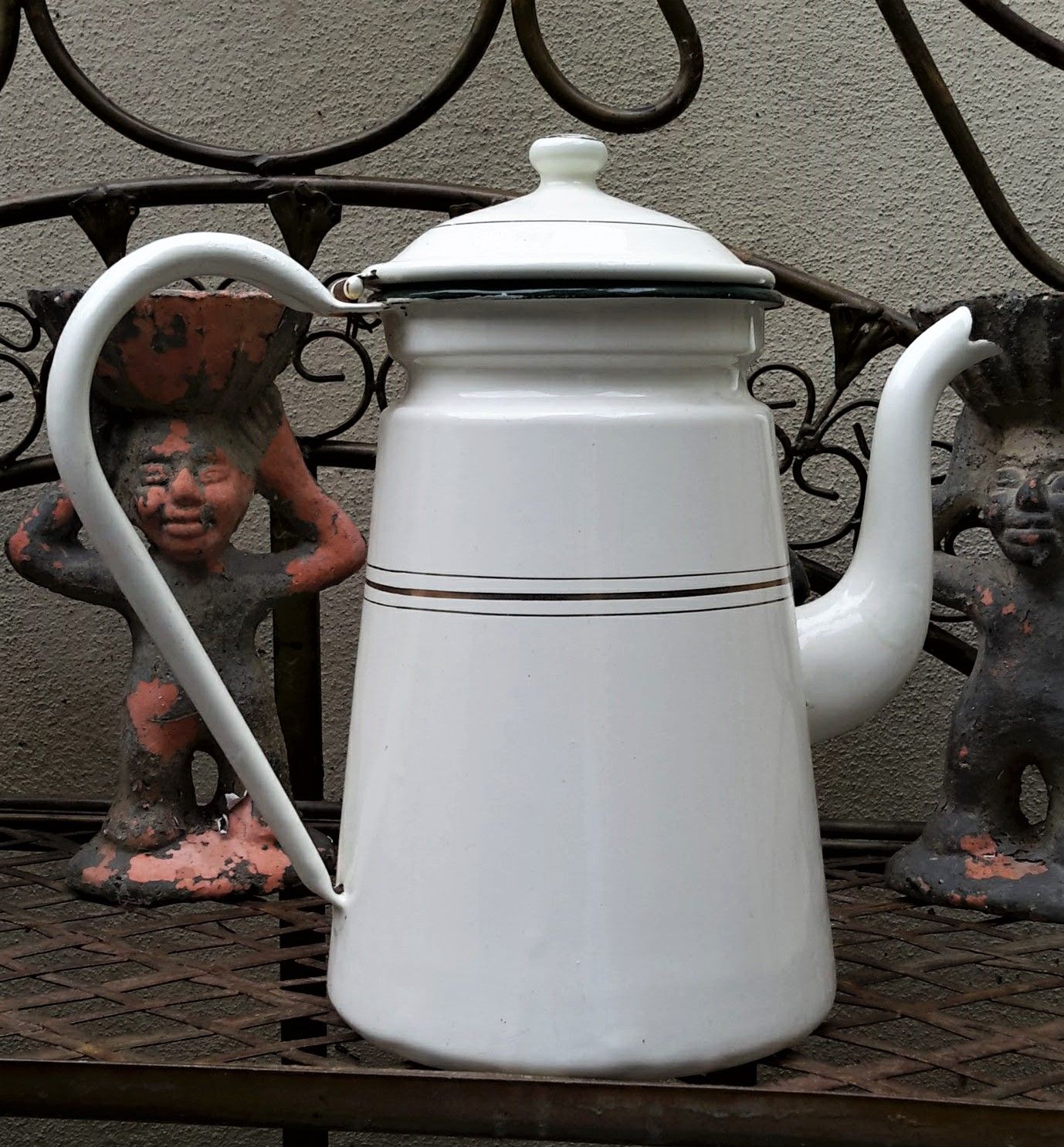 Brocante emaillen koffiekan, theepot wit met goudbiesje en groen randje Brocante emaillen koffiekan, theepot wit met goudbiesje en groen randje