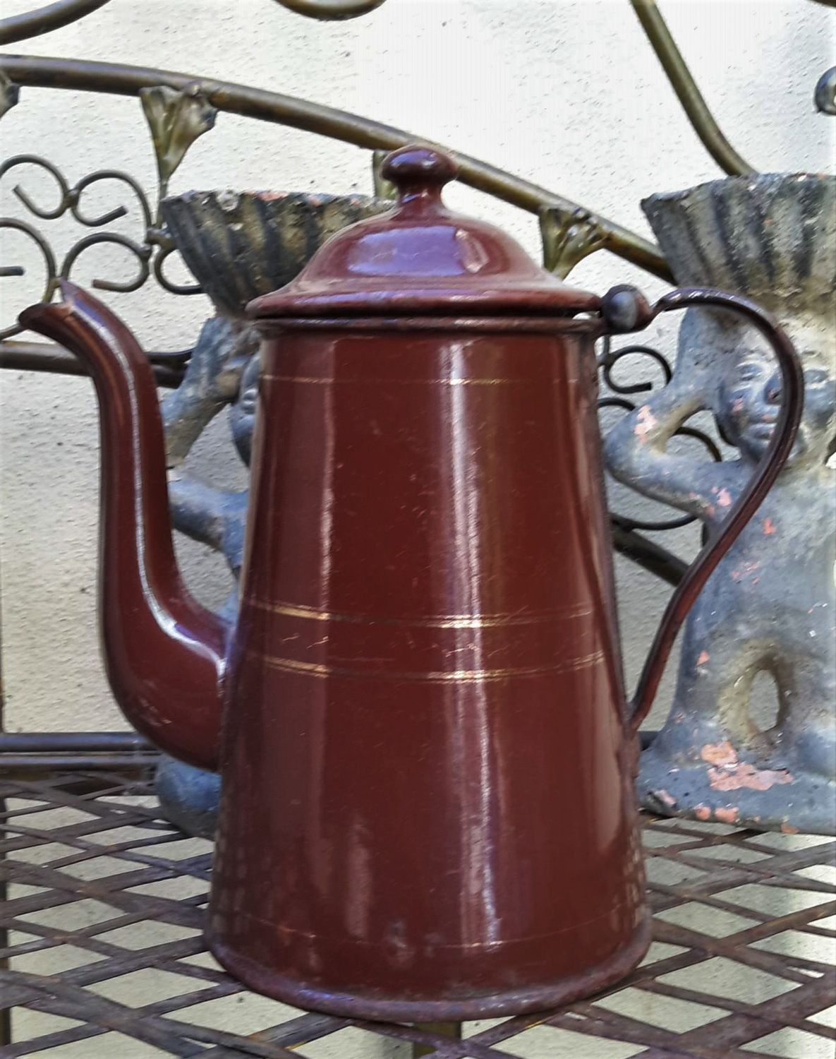 Oude brocante emaillen koffiekan, theepot bruin met goudbiesje