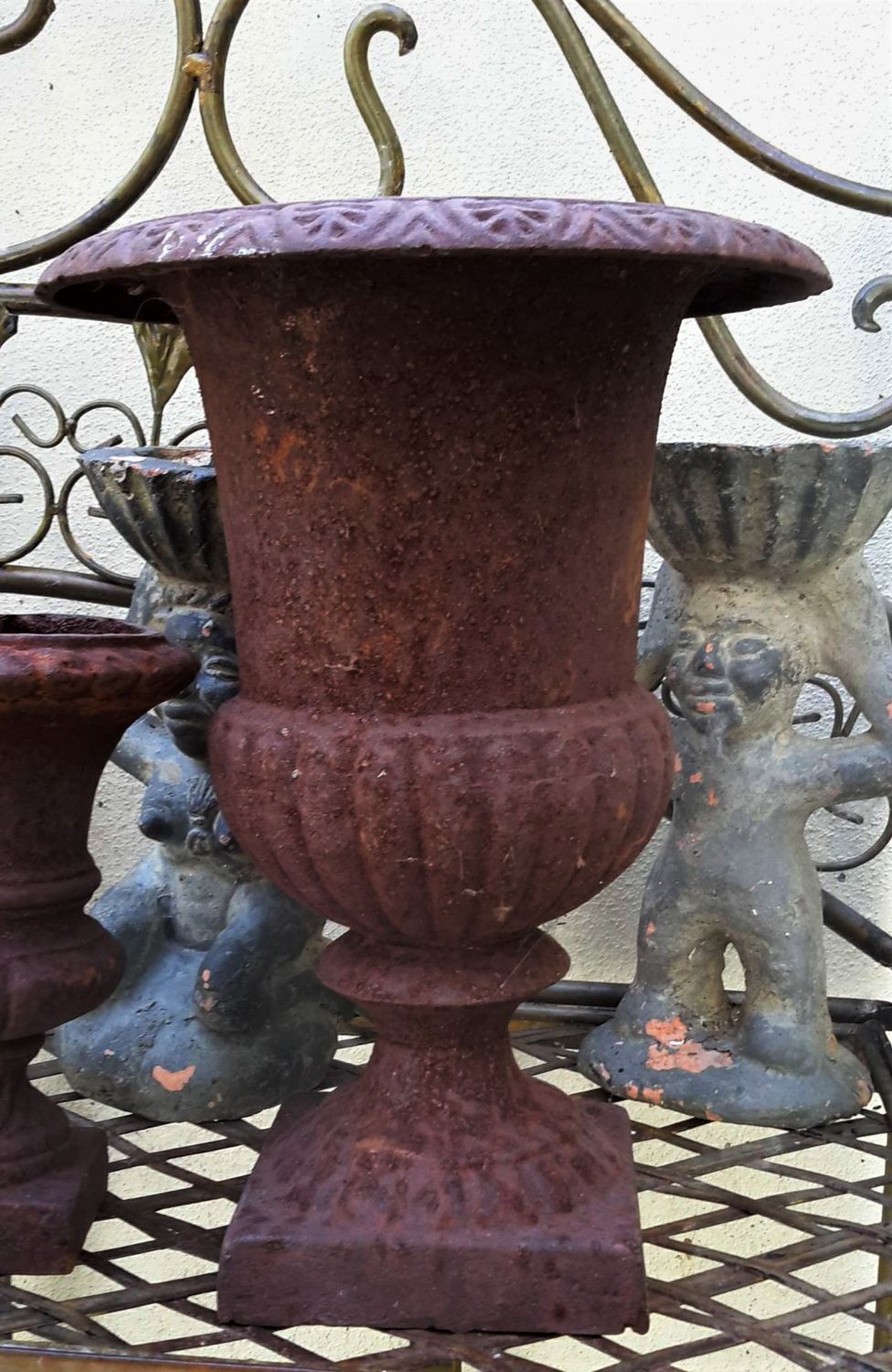 Mooie roestige oude gietijzeren tuinvaas