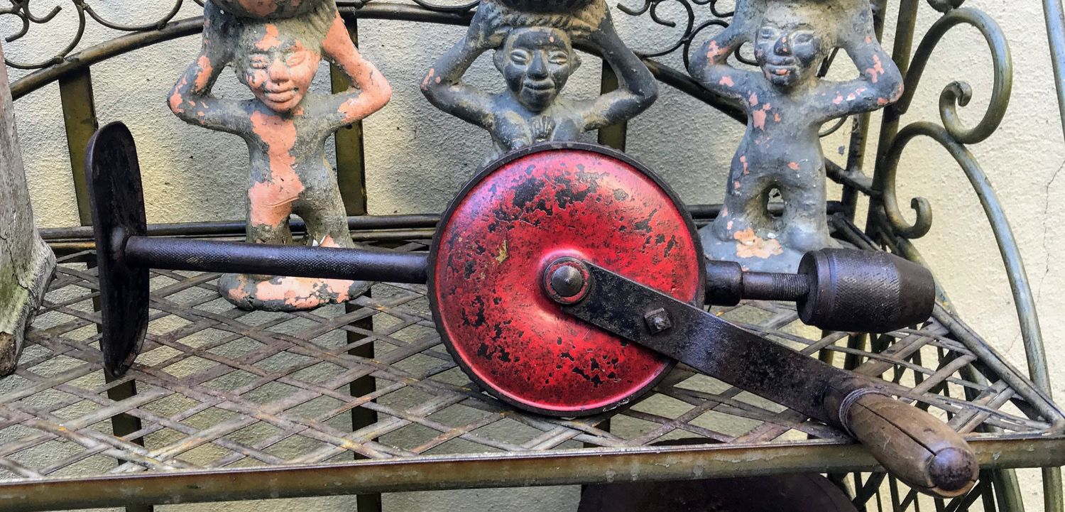 Vintage handboormachine met rode draaicirkel