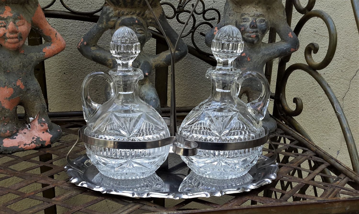 Decoratief glazen tafelsetje olie en azijnkarafjes Decoratief glazen tafelsetje olie en azijnkarafjes