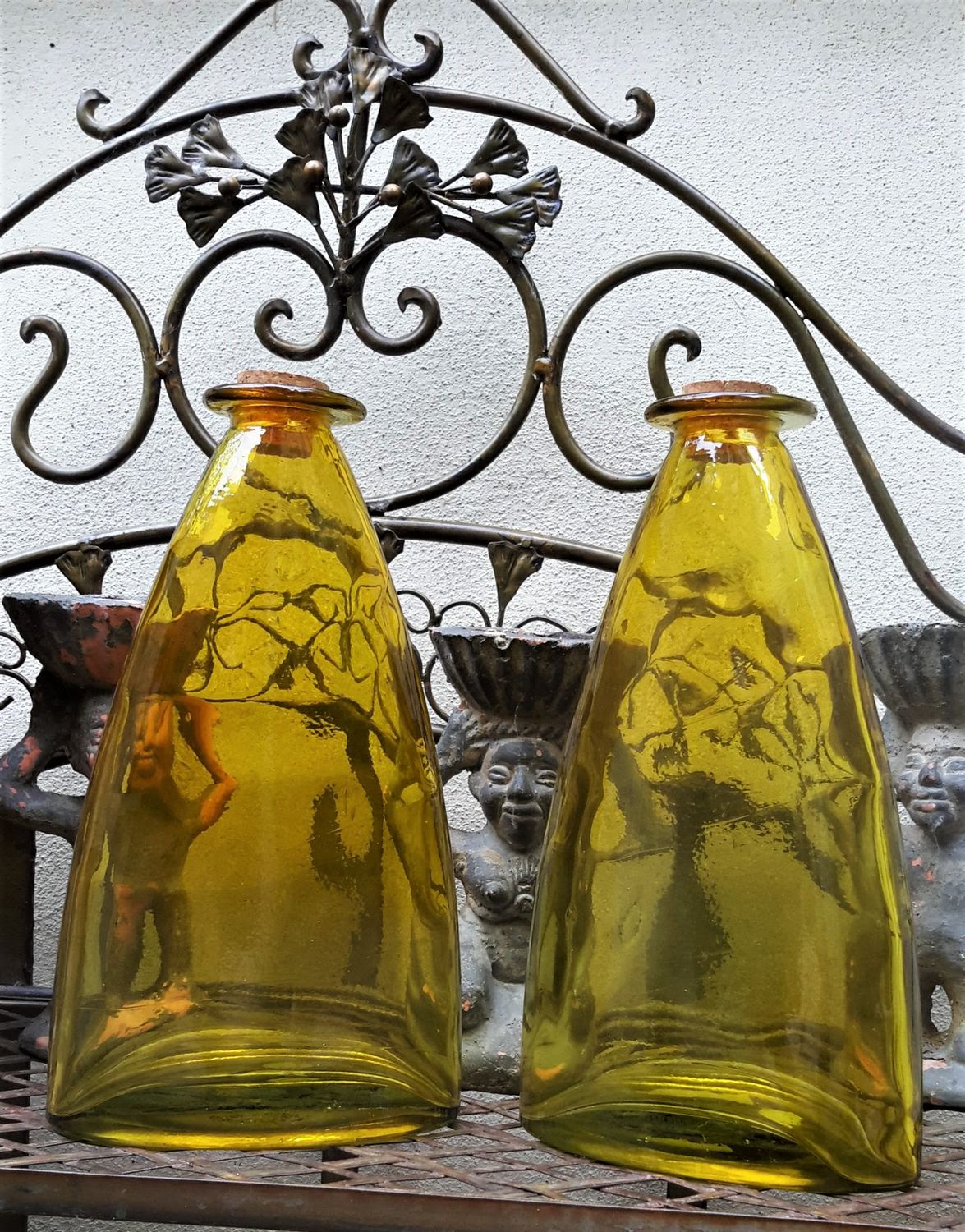 Prachtige set van Spaanse driehoekige Sierflessen met kurk