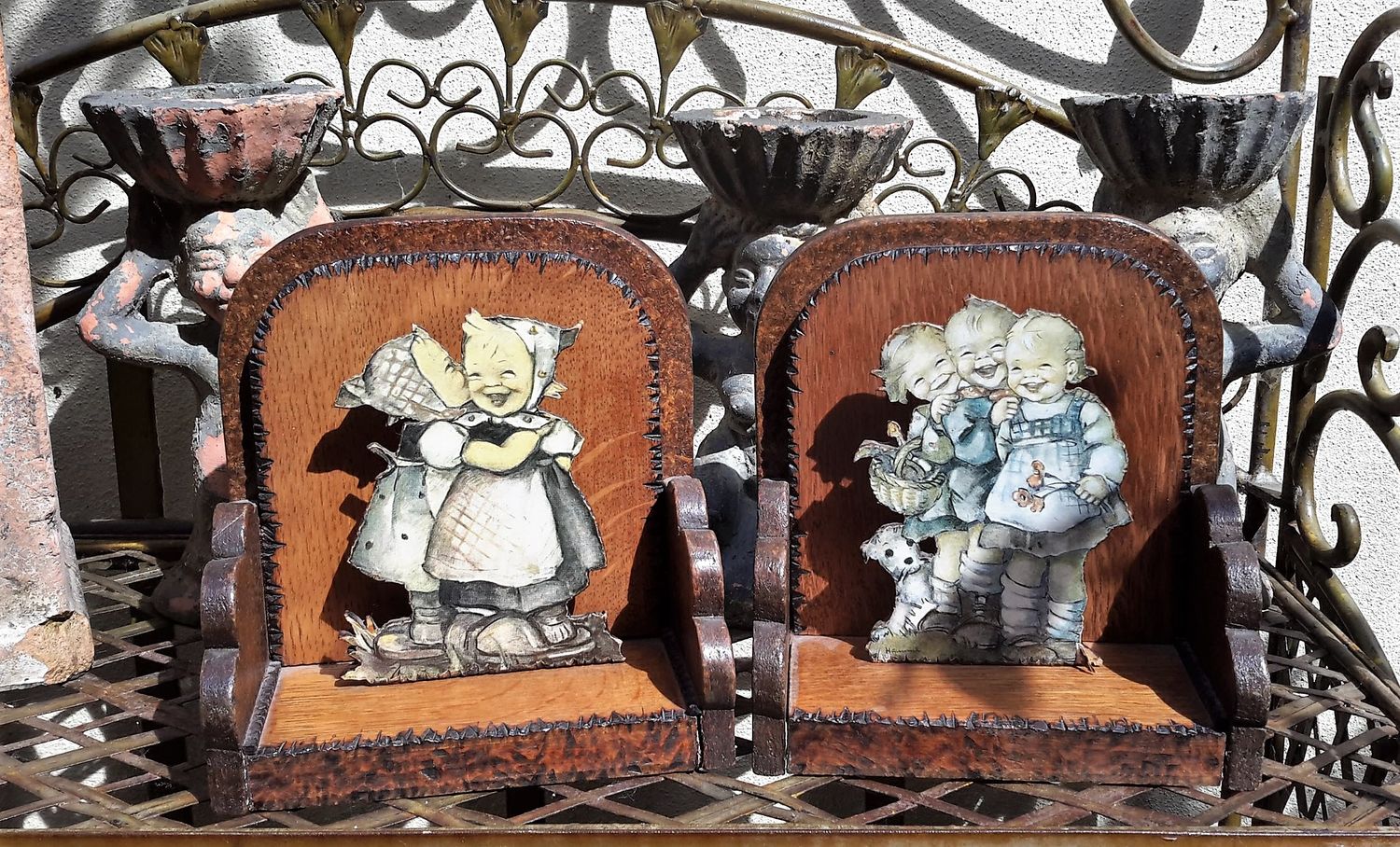 Prachtige houten boekensteuntjes met Hummel kinderfiguurtjes