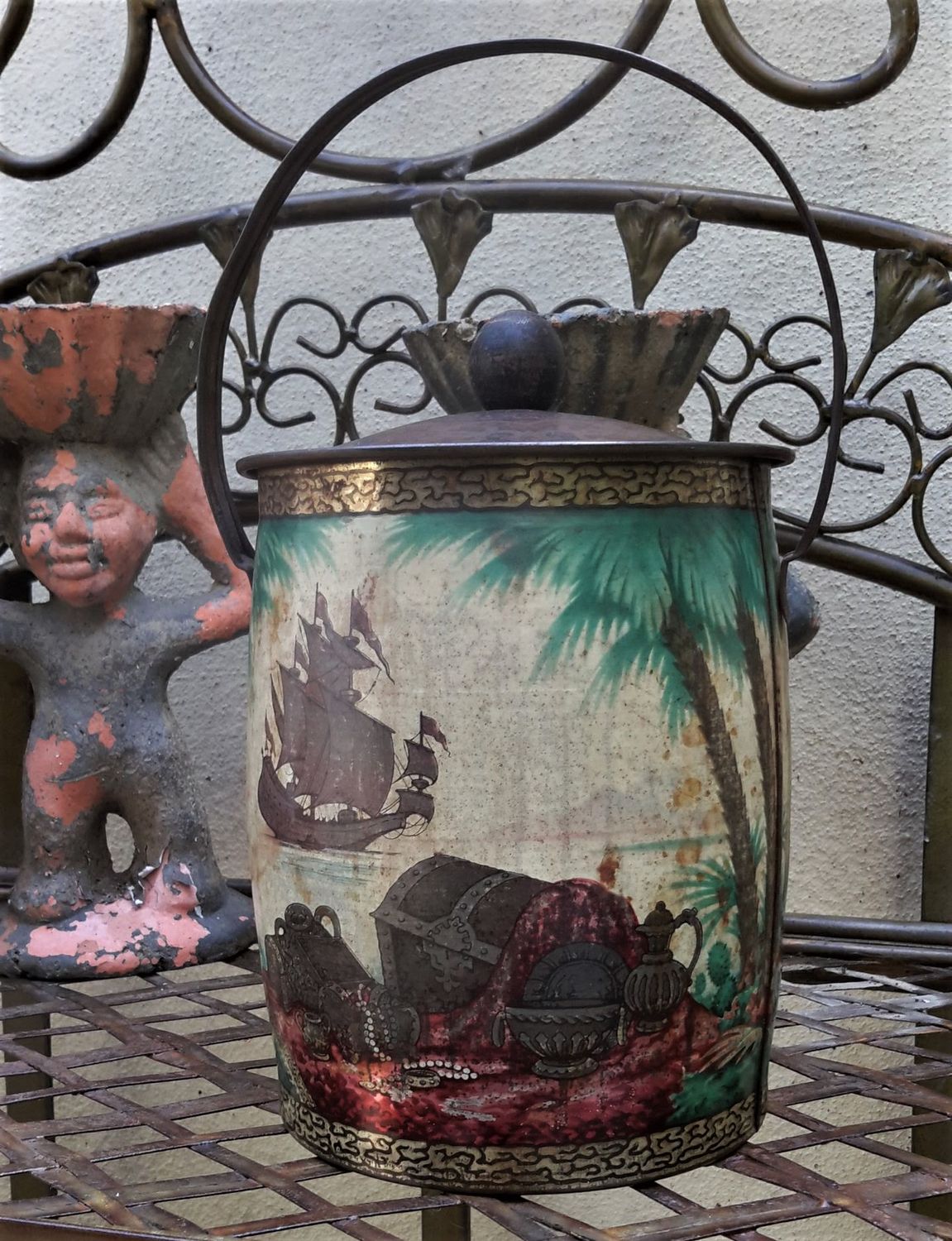 Uniek oud blikken trommeltje driemaster en piratenschat