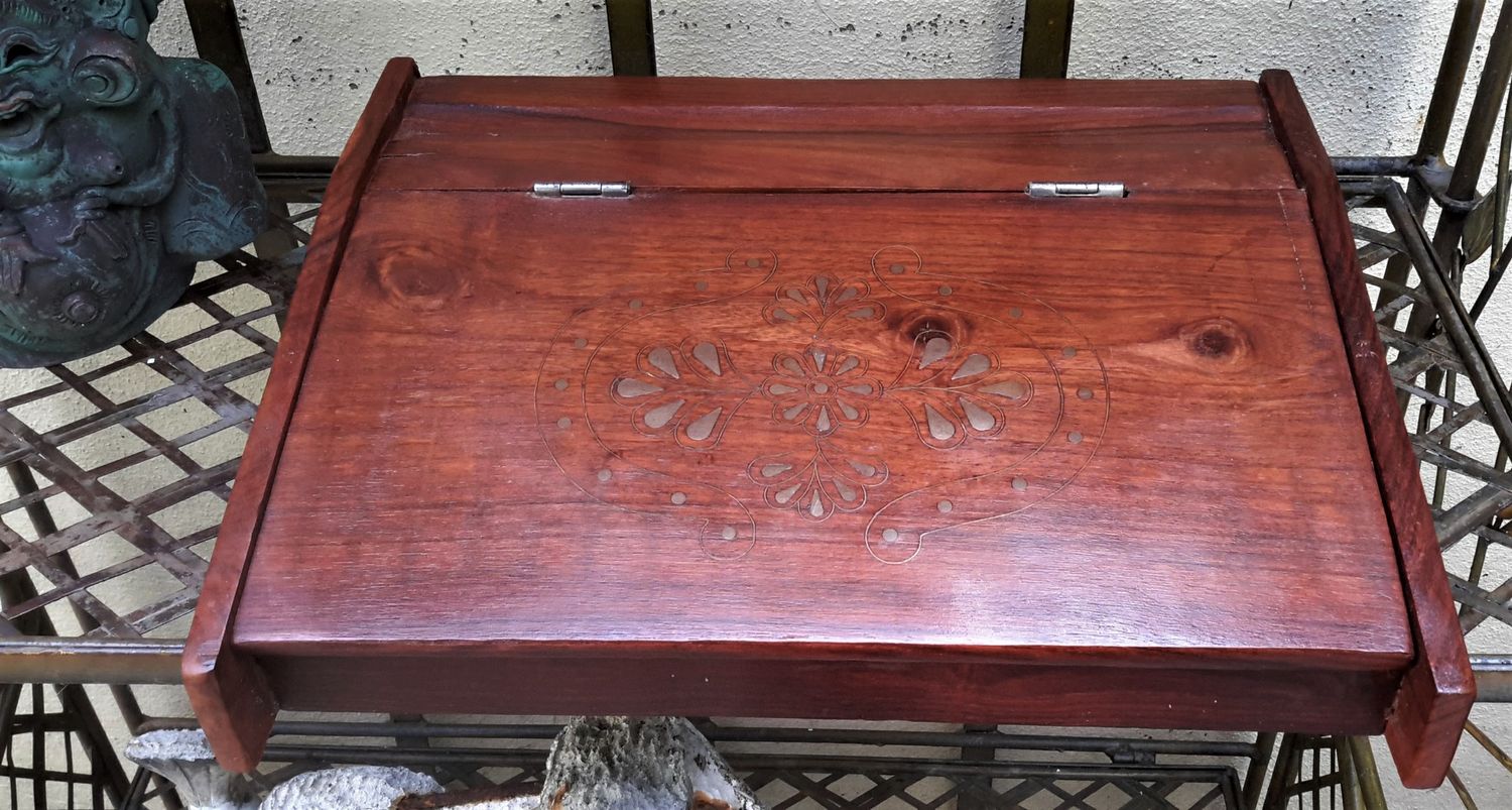 Leuk houten lessenaartje met inlegwerk