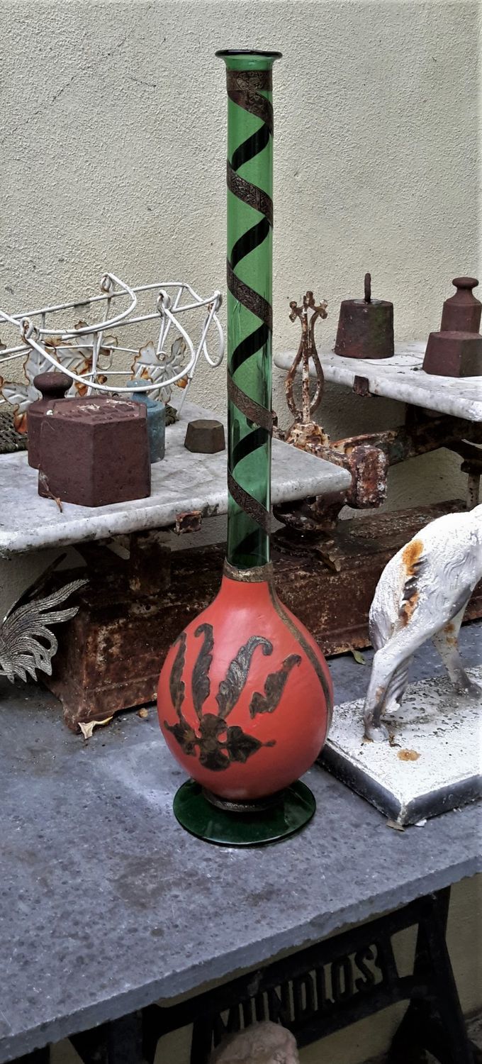 Decoratieve sierfles met lange hals en lederen bekleding