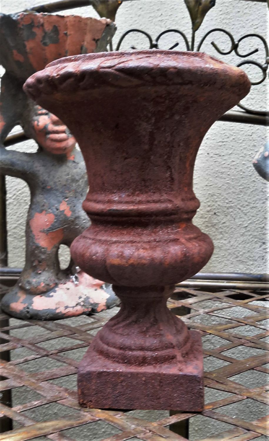 decoratief oud roestig gietijzeren tuinvaasje ( middelgroot)