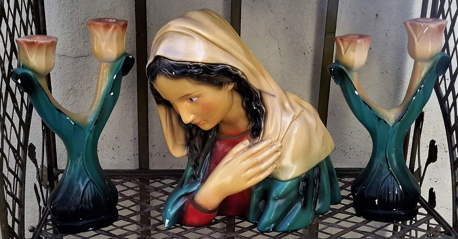 Retro gipsen Onze Lieve Vrouw Maria buste met kandelaars