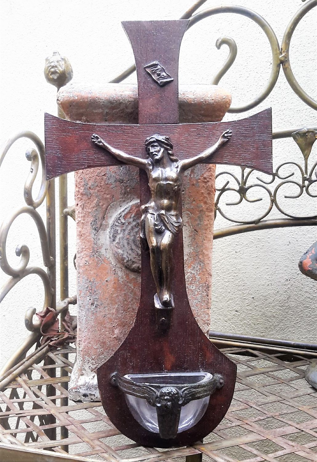 Antiek Frans notenhout kruisbeeld met wijwatervat jaren 1910.