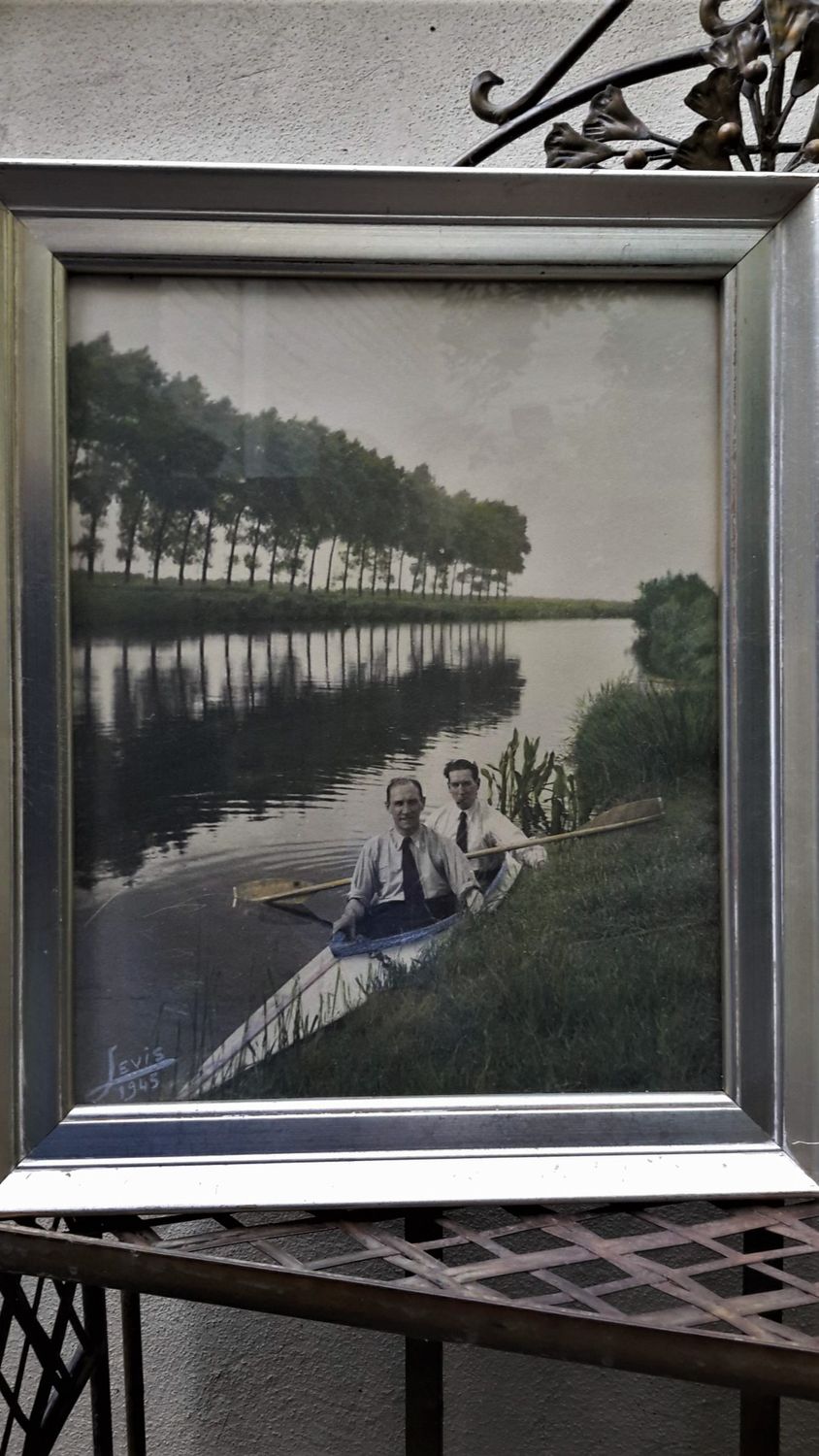 Prachtige grappige retro foto van 2 mannen in roeiboot 1945 ingekaderd Prachtige grappige retro foto van 2 mannen in roeiboot 1945 ingekaderd