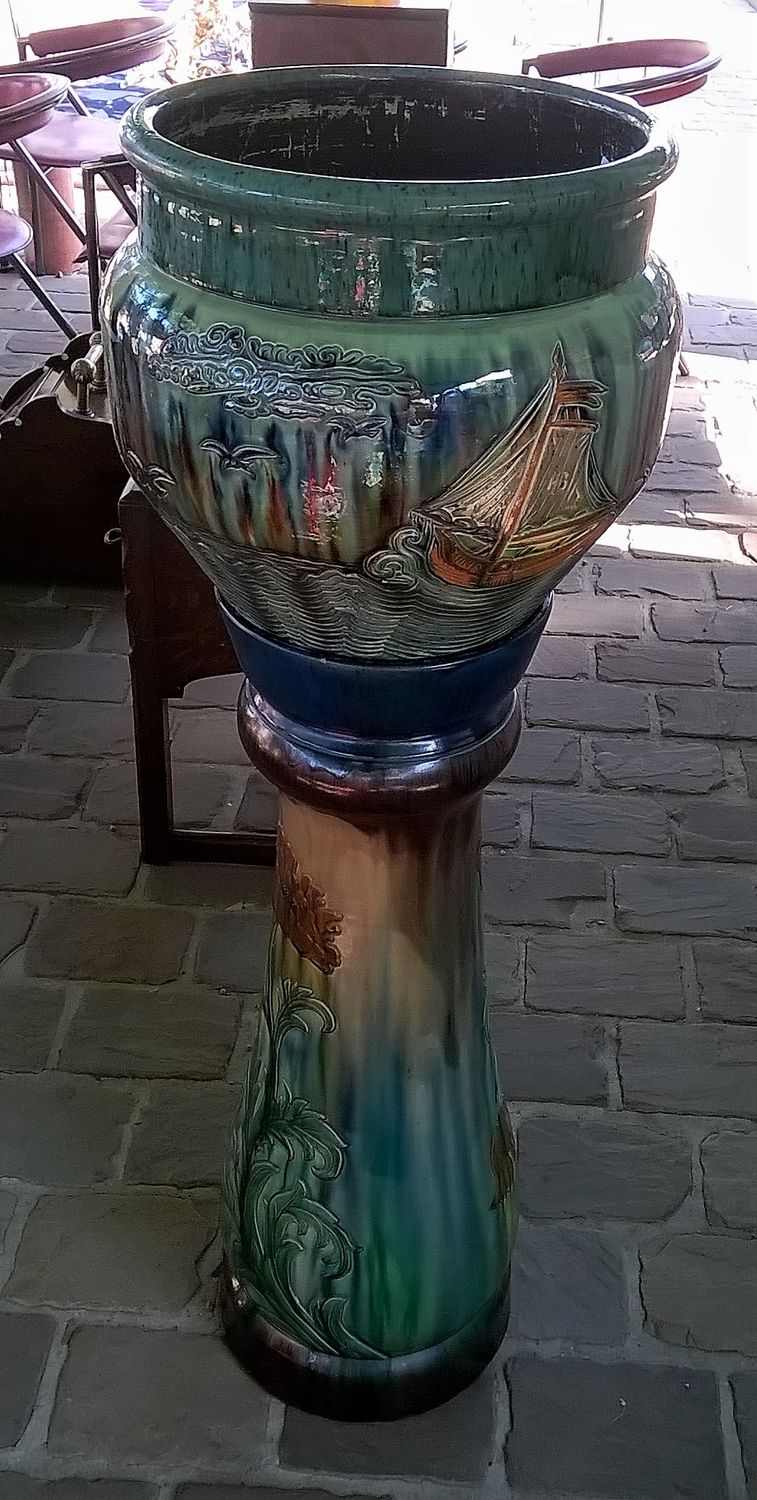 Vlaams/ Brugs aardewerk Cachepot op staander