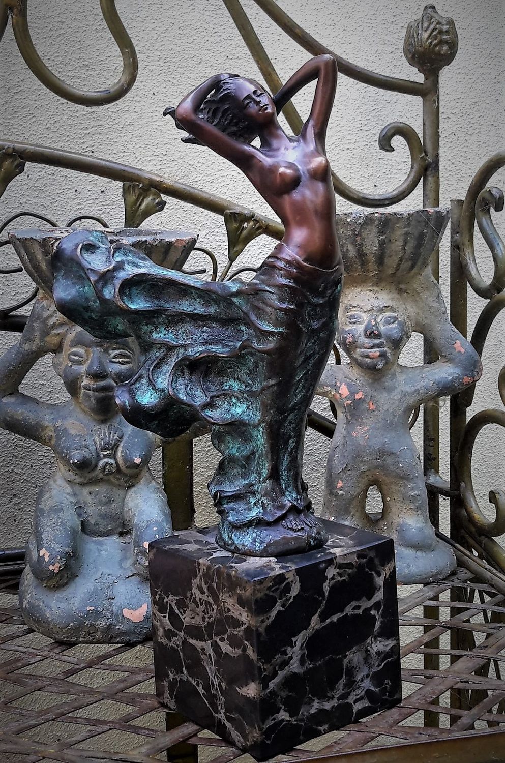 Art nouveau beeldje van een vrouw met wapperende rok gesigneerd Milo