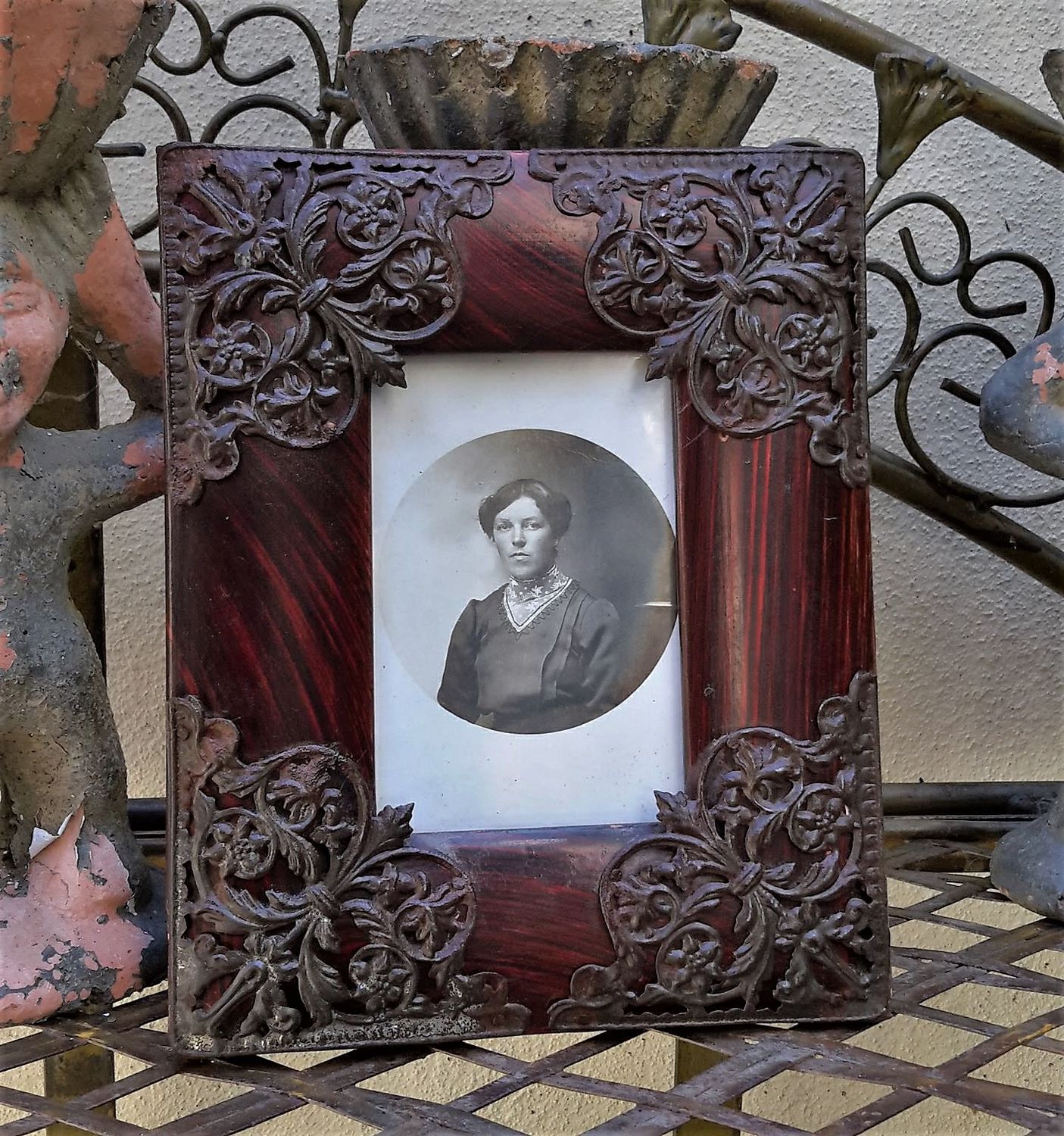 Prachtig decoratief fotolijstje vrouw ca 1900