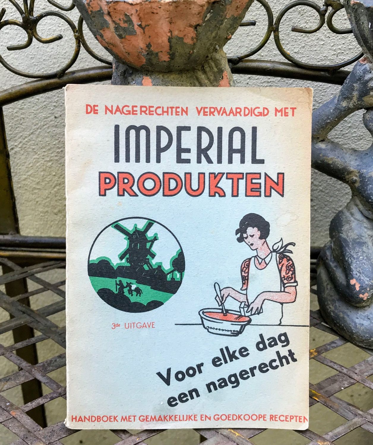 Oud Kookboekje van Imperial met illustraties van nagerechten uit 1935