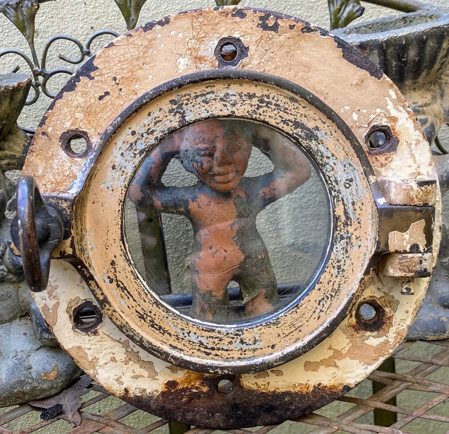 Antieke Patrijspoort met unieke knevel Antieke Patrijspoort met unieke knevel