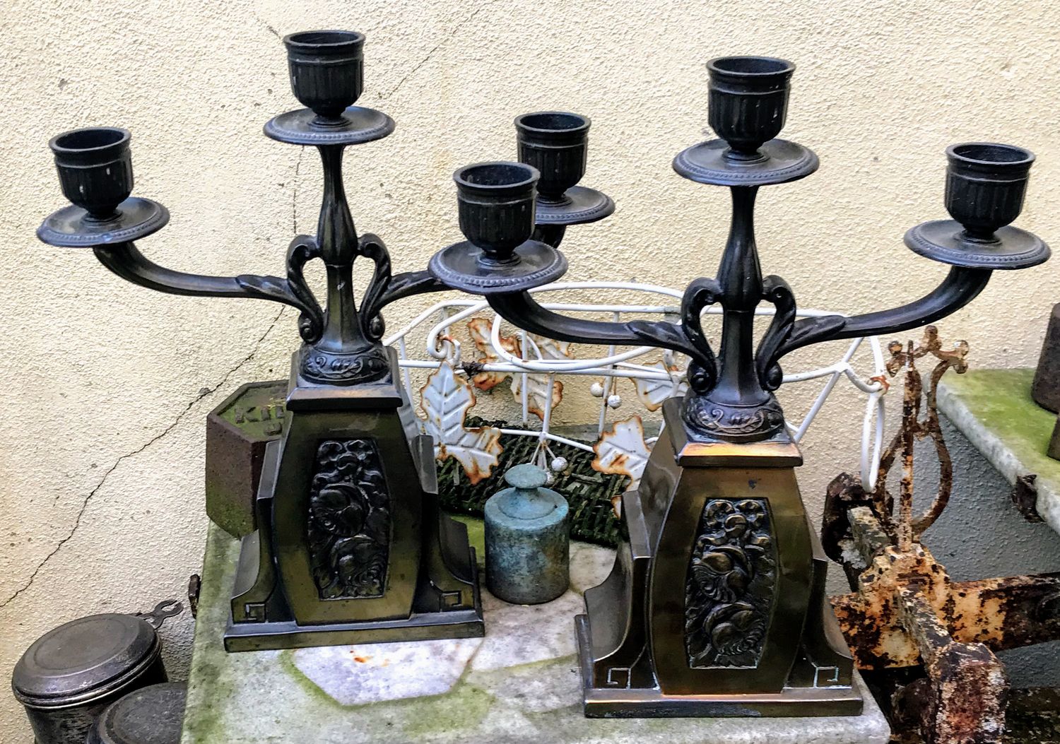 2 Art-Deco kaarsenkandelaars met Roosmotief in gepatineerd Koper