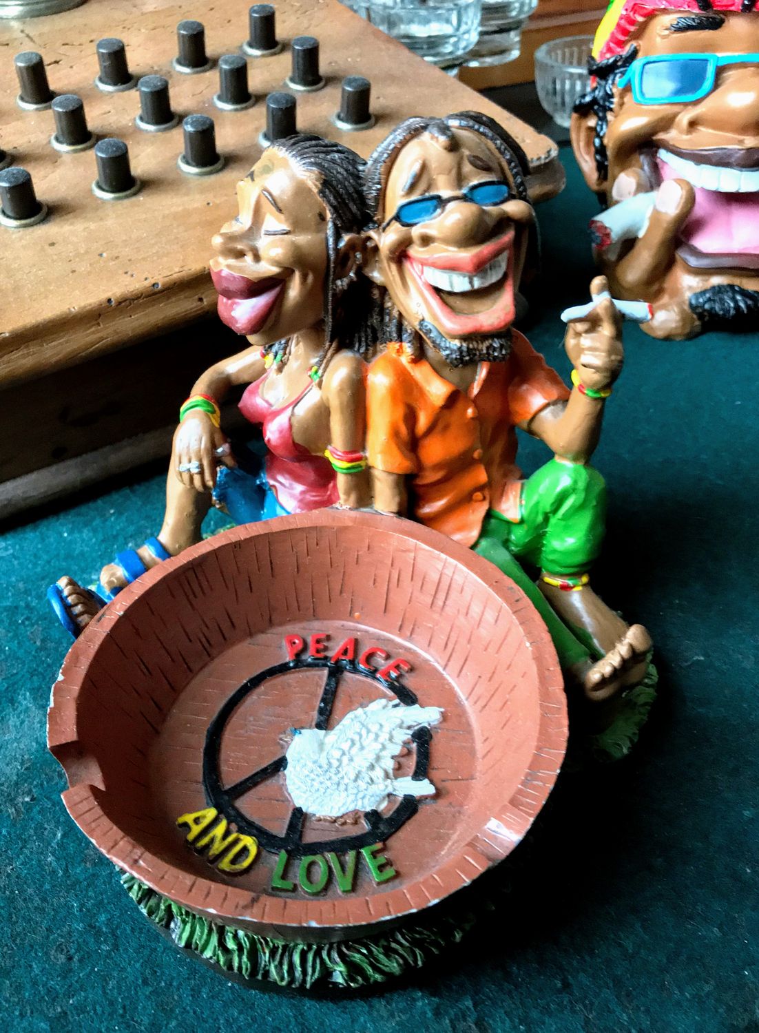 Leuke Jamaican Rastavrouw en man asbak