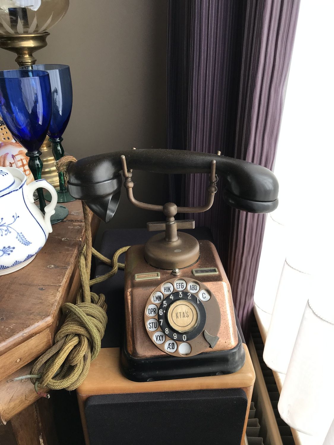 Kjøbenhavns Telefon Aktieselskab (KTAS) telefoon, 1930s - Bakeliet, Messing Kjøbenhavns Telefon Aktieselskab (KTAS) telefoon, 1930s - Bakeliet, Messing
