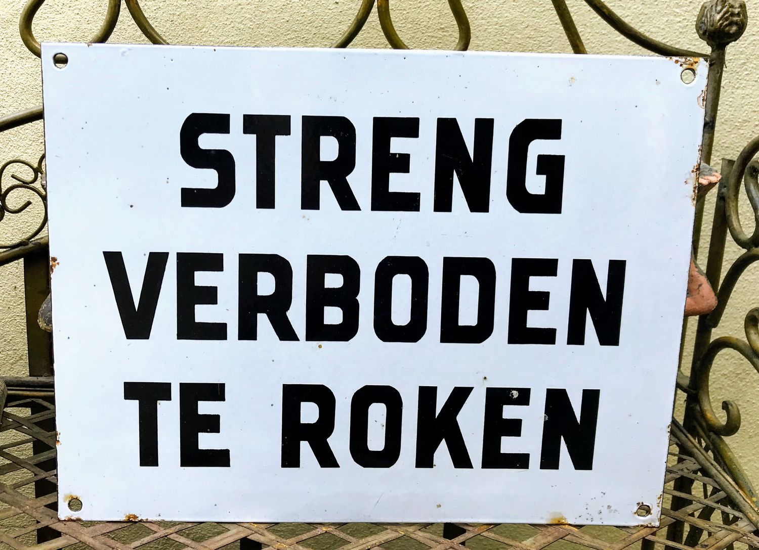 Groot emaille bord "STRENG VERBODEN TE ROKEN"