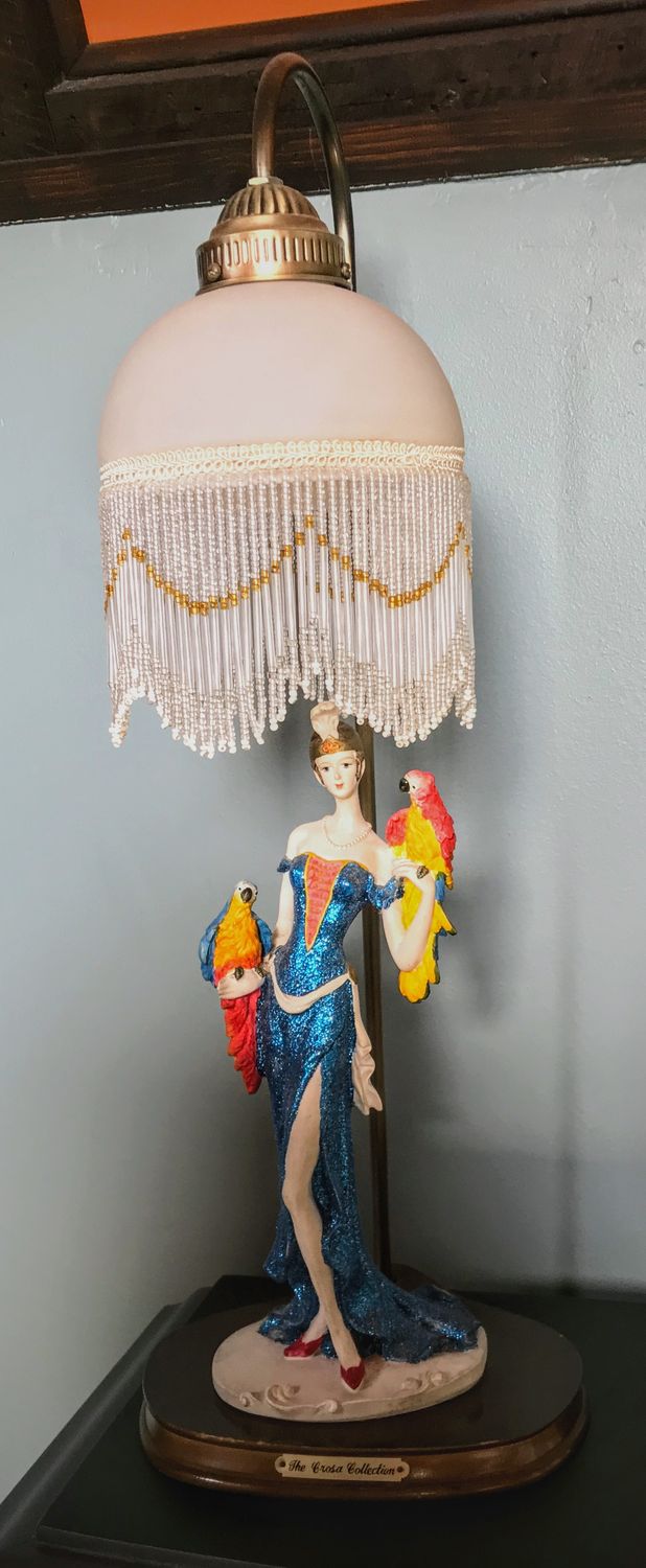 The Crosa Collection Victoriaanse vrouw met 2 papegaaien" tafellamp