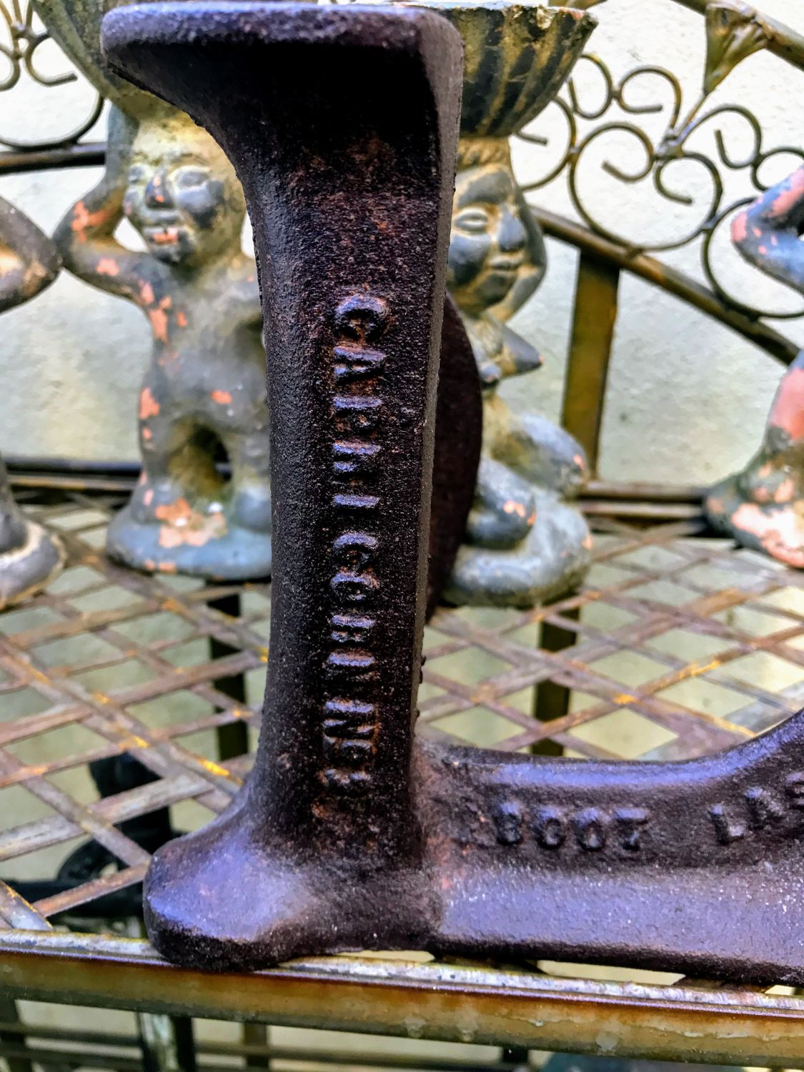 Oude brocante gietijzeren schoenleest Capricorn 2