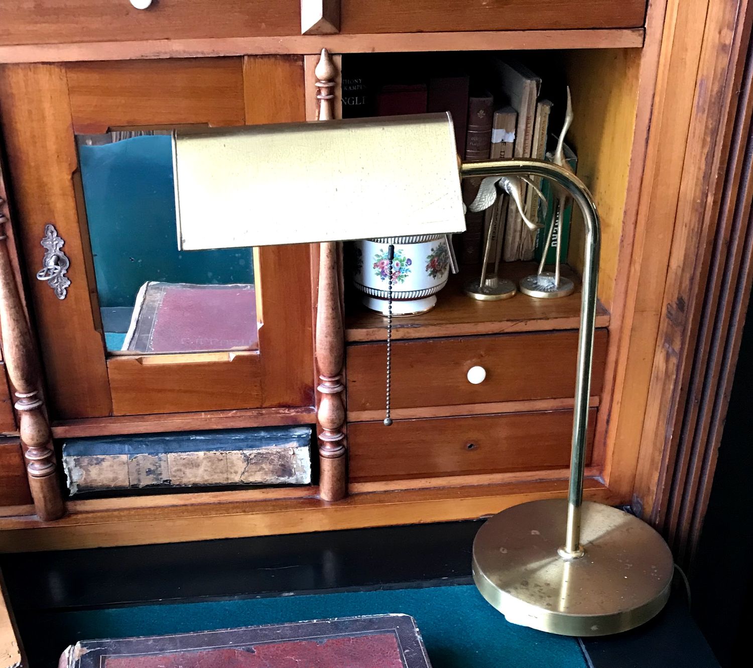 Goudkleurige messing bankiers- of notarislamp