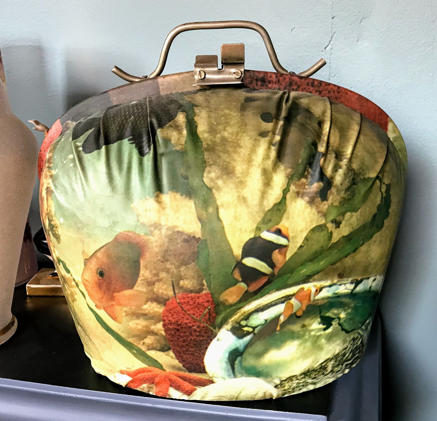 Antieke theemuts met vissen taferelen met chrome sluiting - 50er jaren