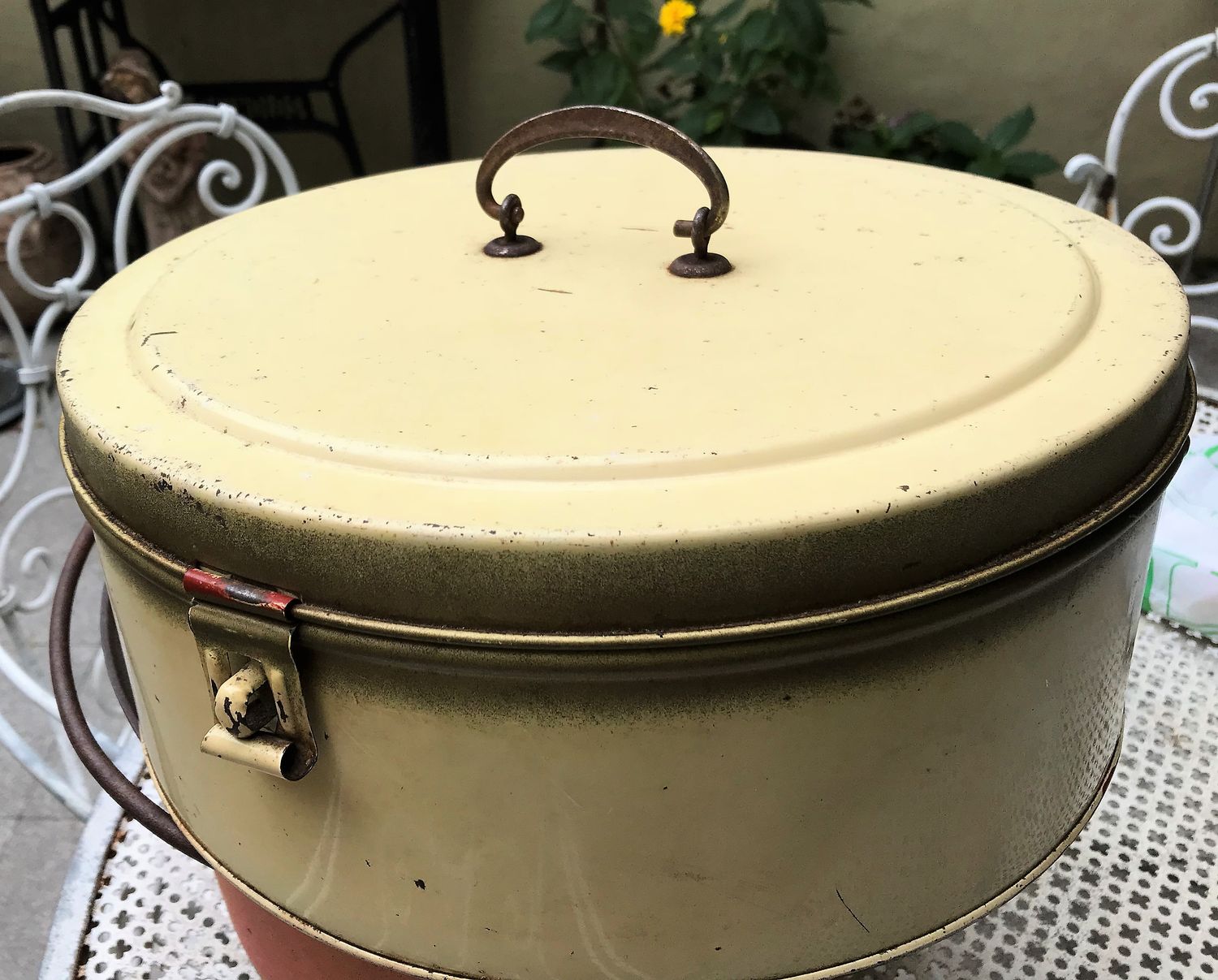 Antieke ronde blikken taarttrommel uit beginjaren 40