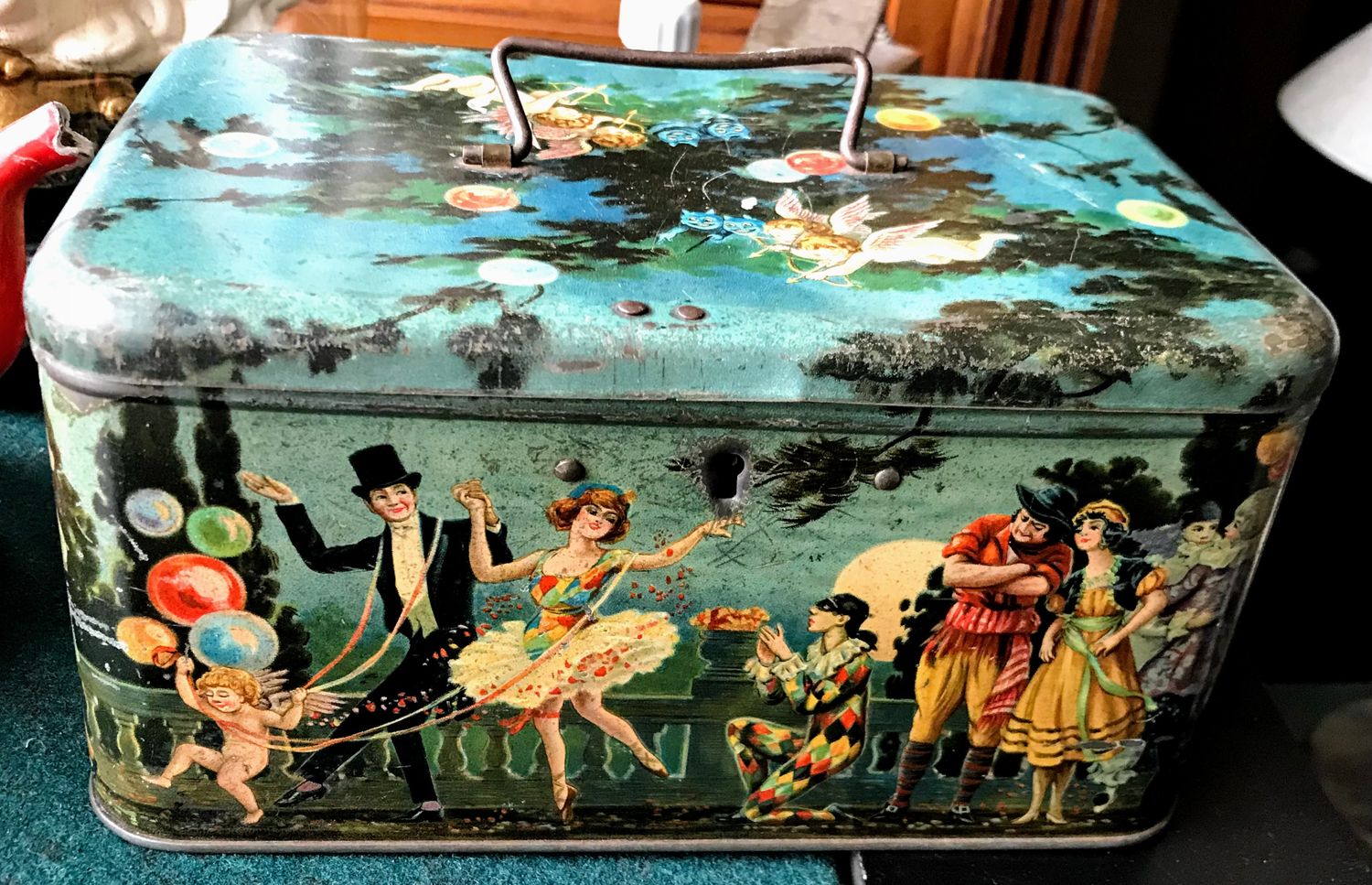 Beeldschoon kleurrijk vintage blikken kistje narrenfeest