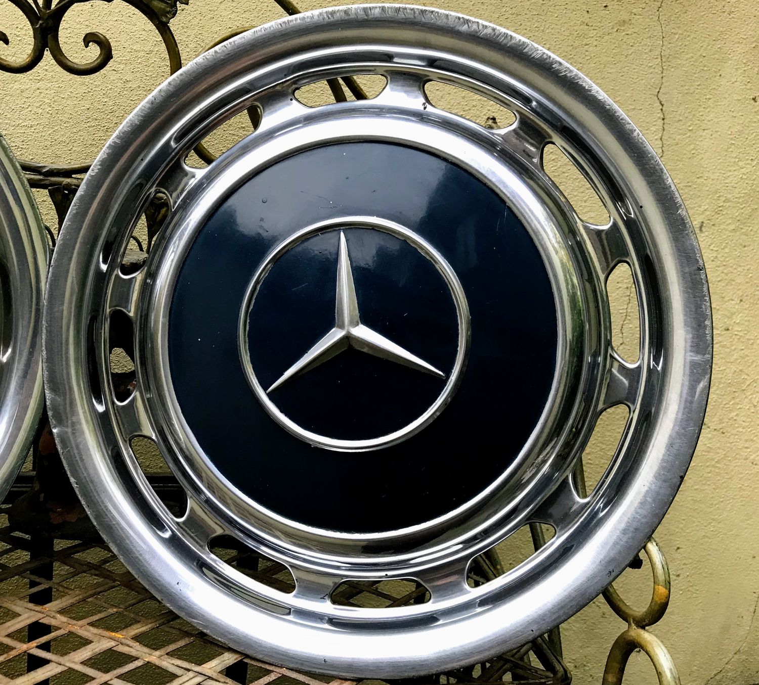 Vintage metalen wieldop Mercedes safierblauw - jaren 60/70