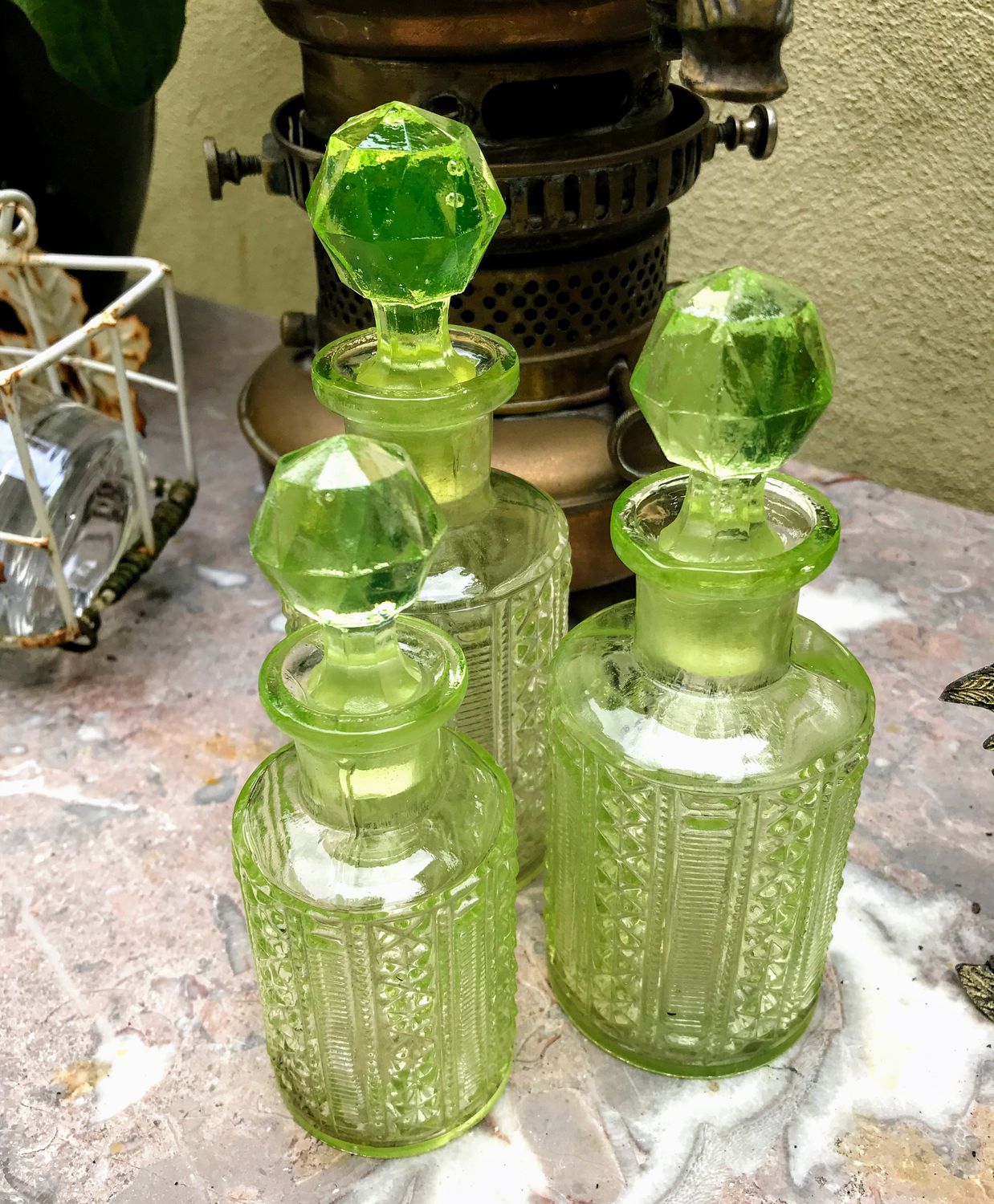 Prachtige Art Deco groene vaseline glas / uranium glas parfumflesjes.