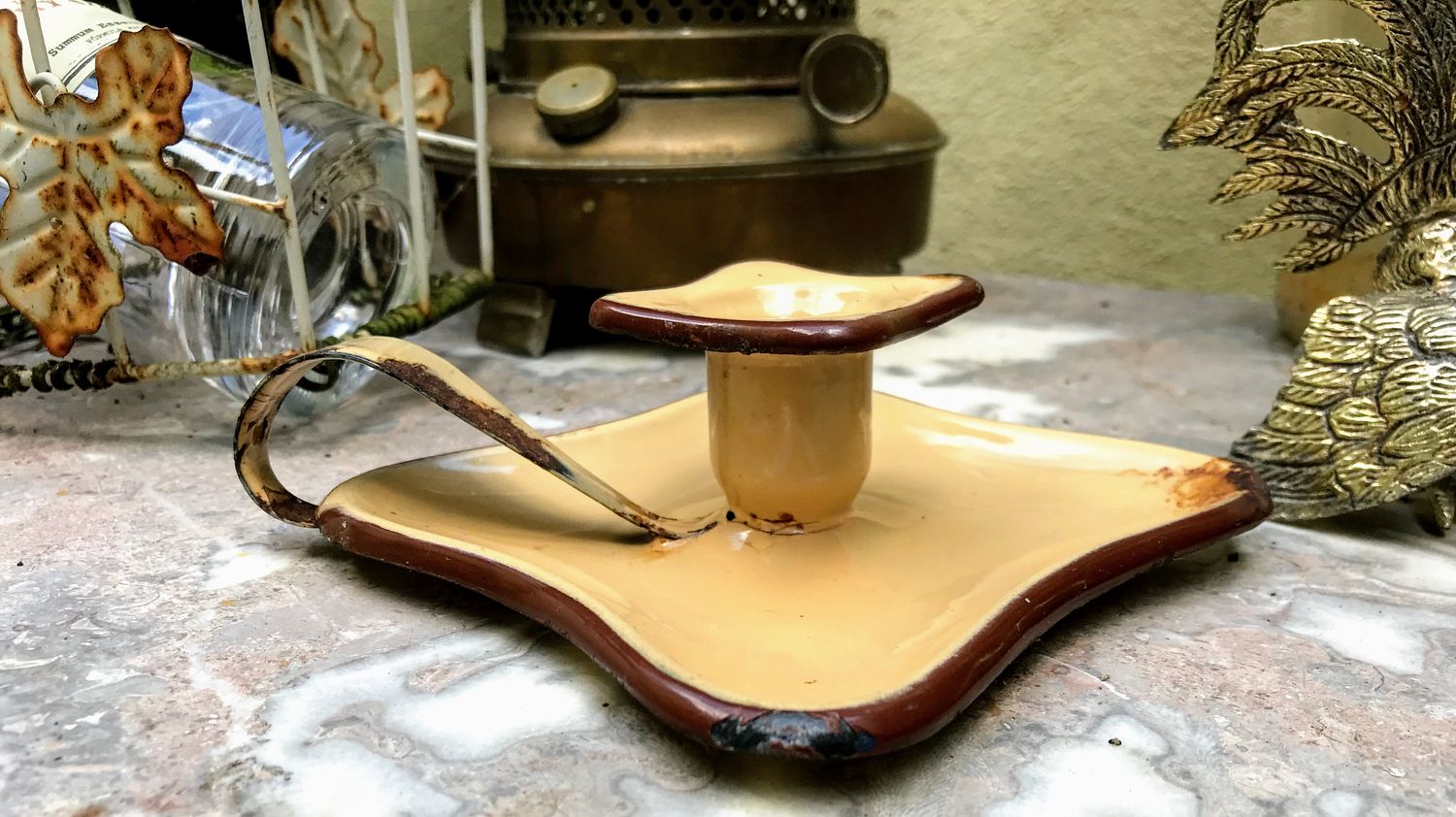 Oude beige emaille kaarsenblaker met bruine bies