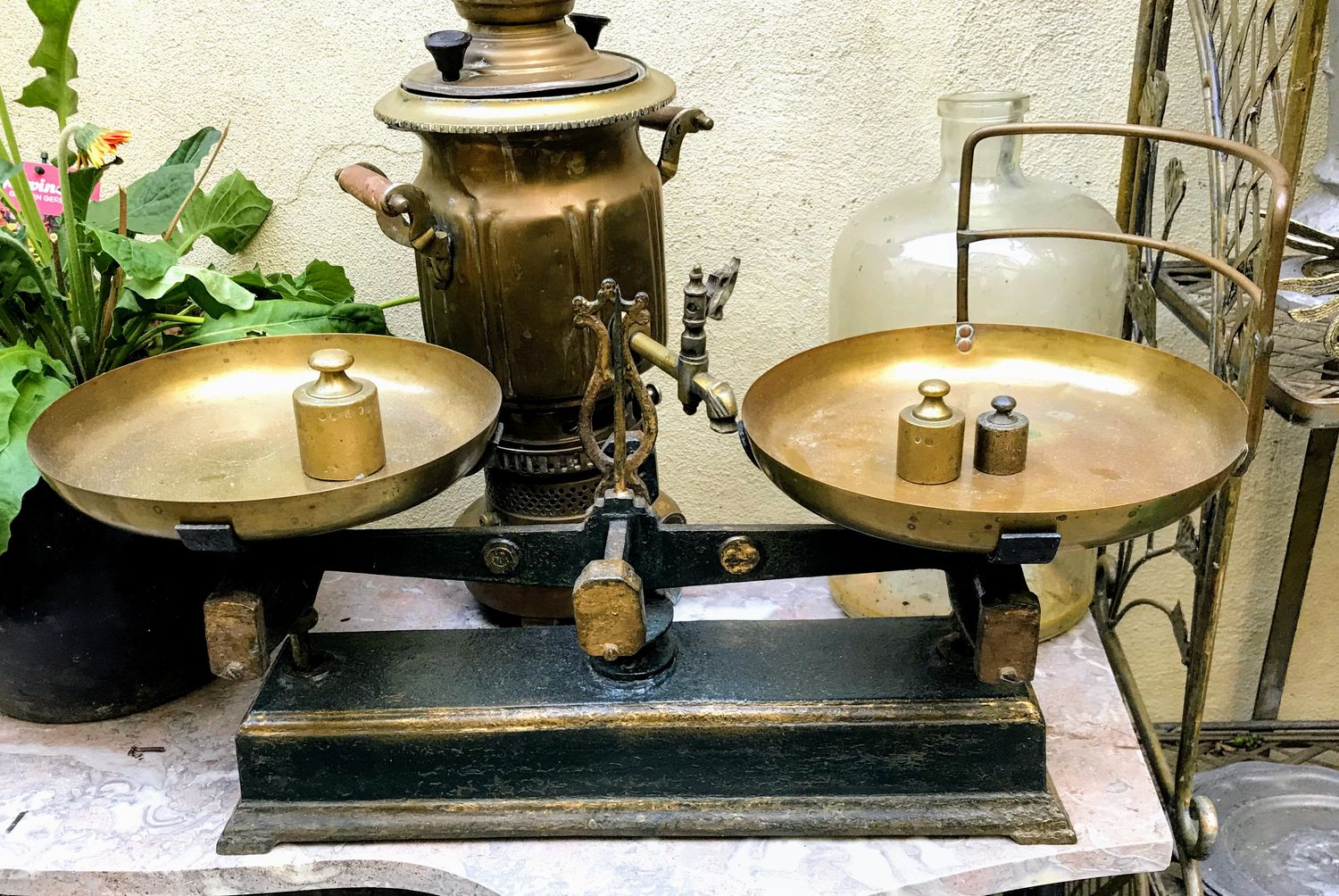 Oude antieke decoratieve weegschaal uit de jaren 30