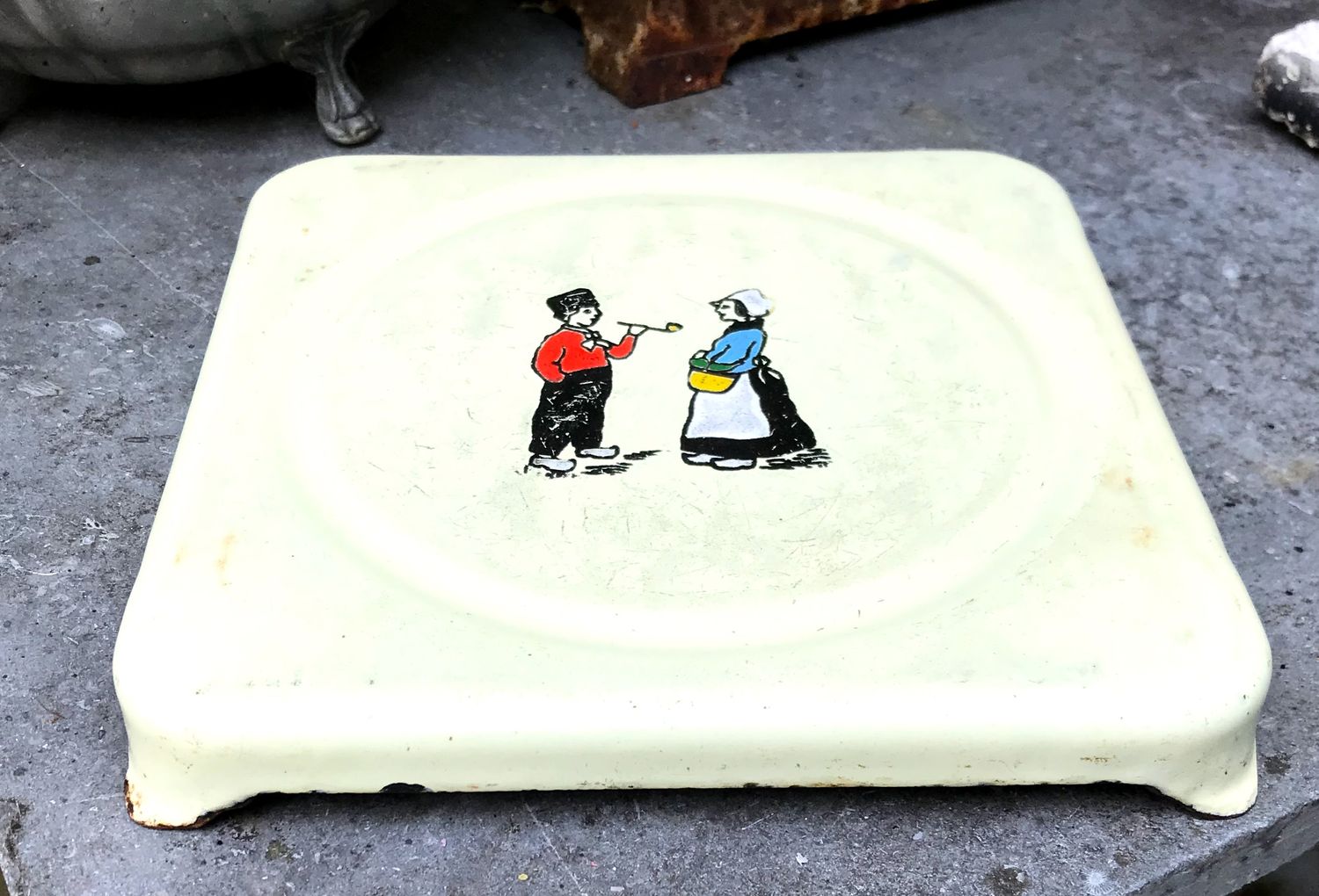 Zeldzame brocante emaillen onderzetter Hollands koppeltje