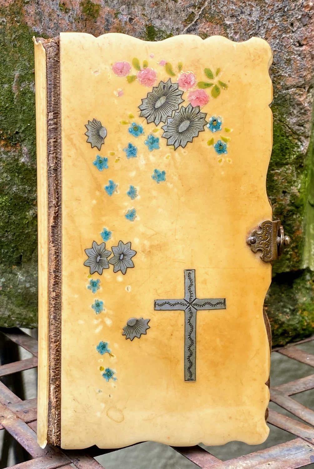 Antiek gebedenboekje met verharde kaft en slotje - Salve Regina - 1903 Antiek gebedenboekje met verharde kaft en slotje - Salve Regina - 1903