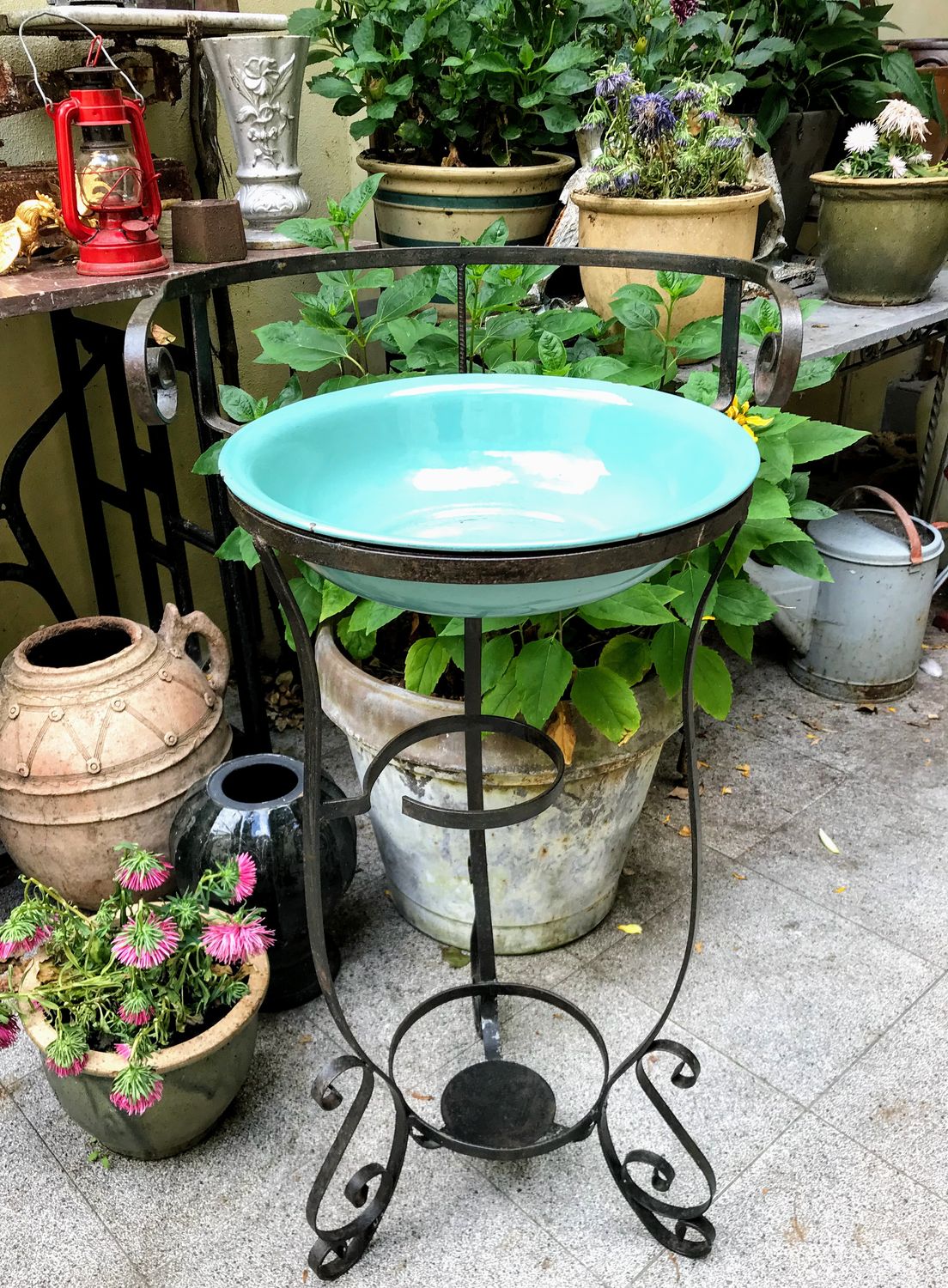 Franse vintage metalen lavabo met emaille kom.
