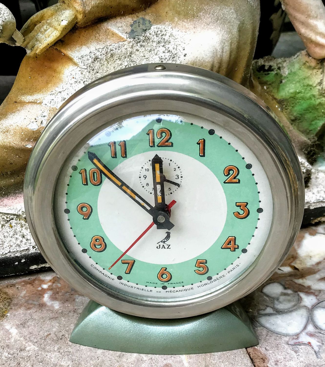 Decoratieve oude Wekker op driehoekig pootje merk Jaz