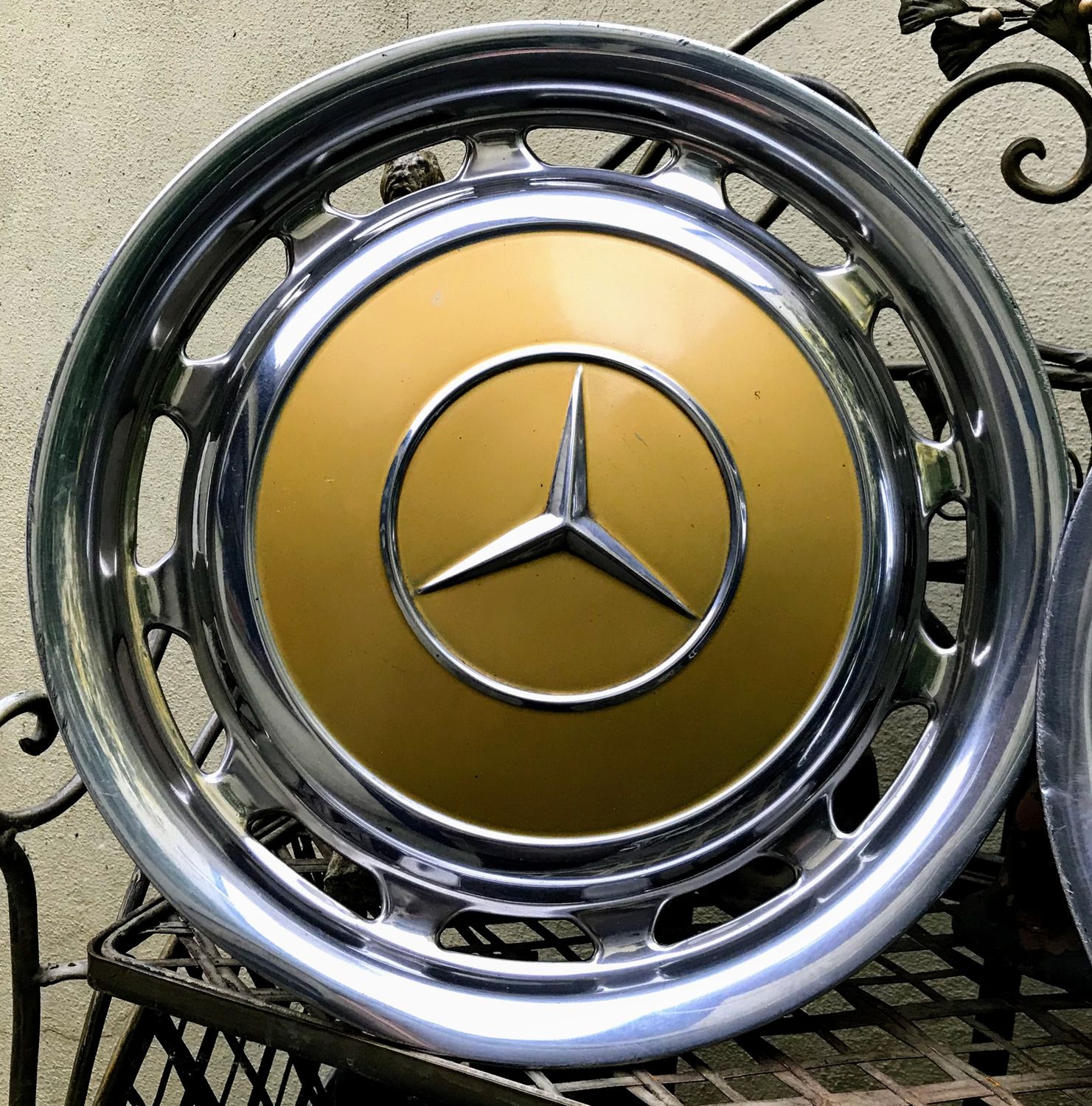 Vintage metalen wieldop Mercedes okergeel- jaren 60/70
