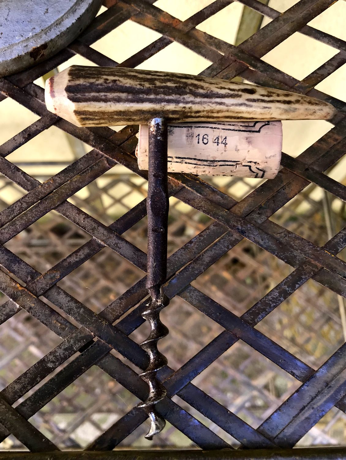 Oude prachtige kurkentrekker met handvat dierengewei