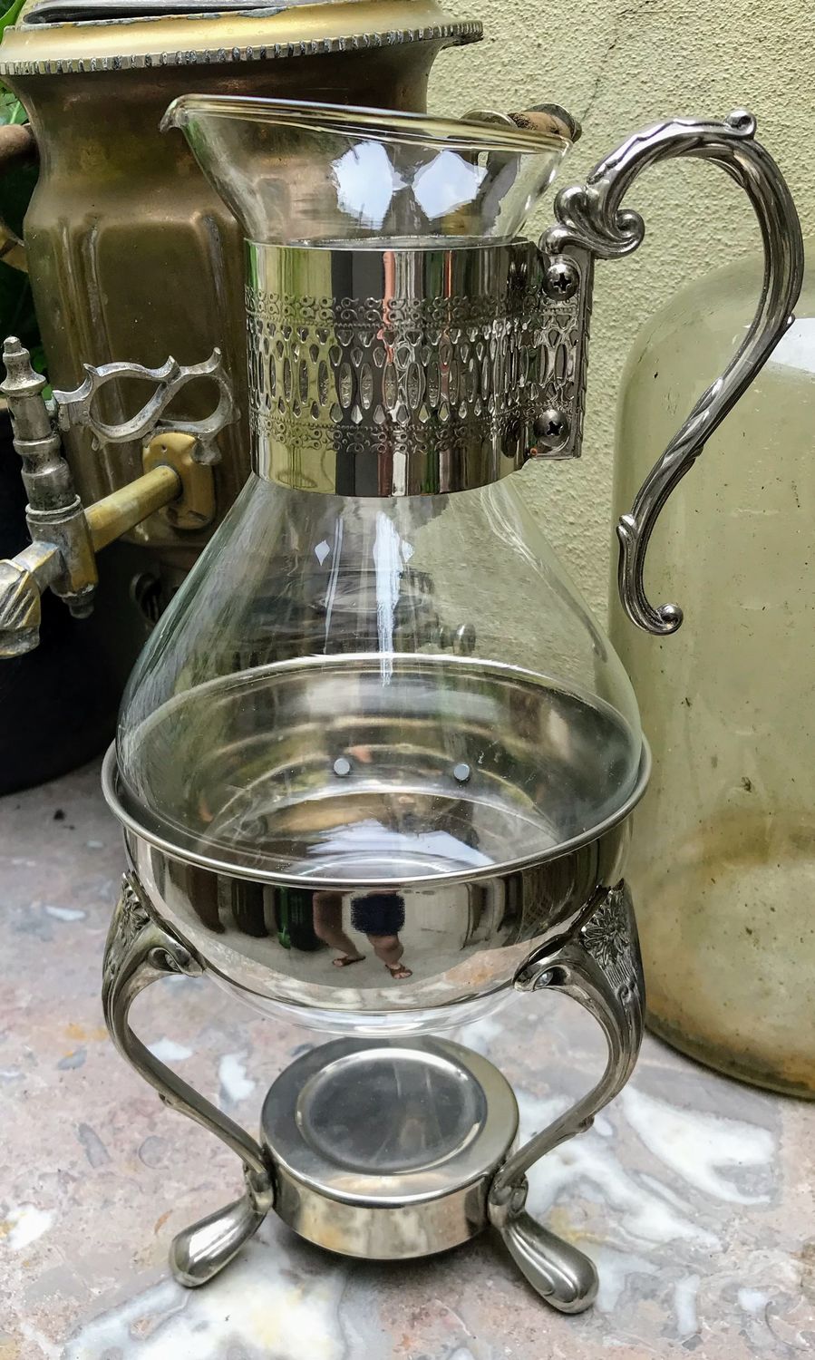 Vintage Koffie karaf met verzilverde montuur op een verzilverde warmhouder