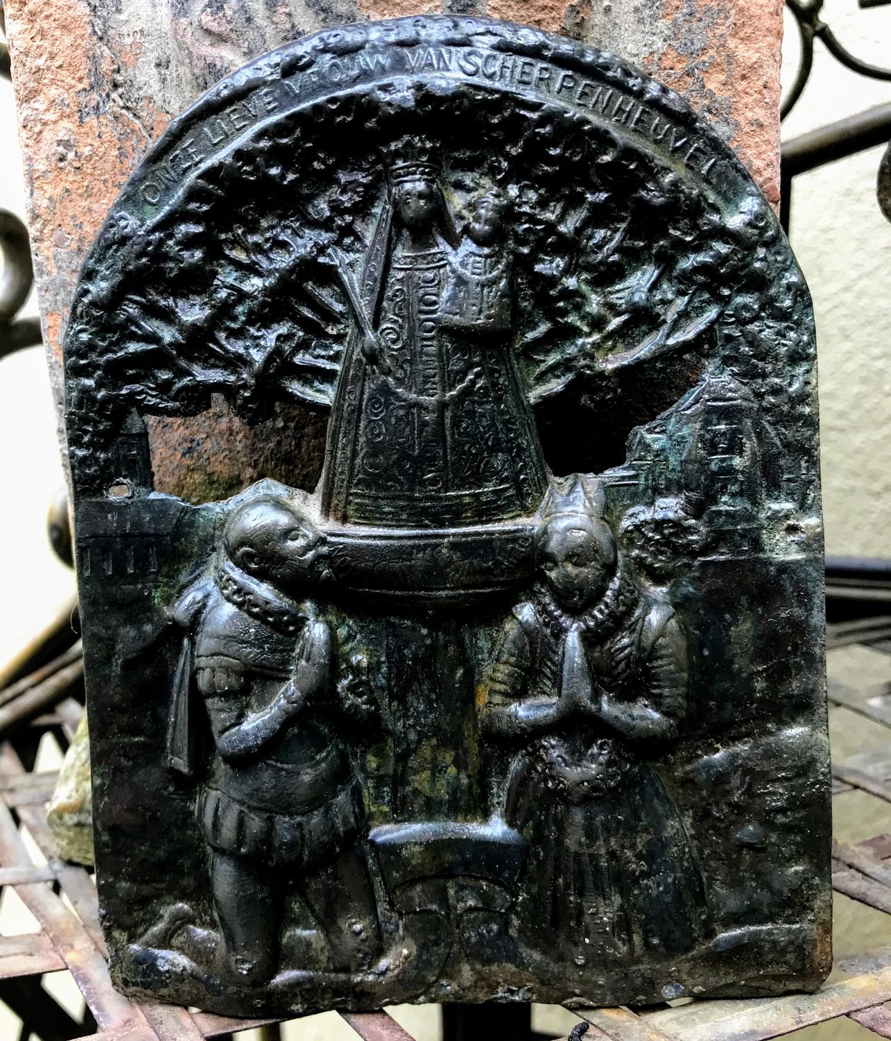 Bronzen plaquette OLV van Scherpenheuvel Albrecht en Isabella gesigneerd Munsberg Janco