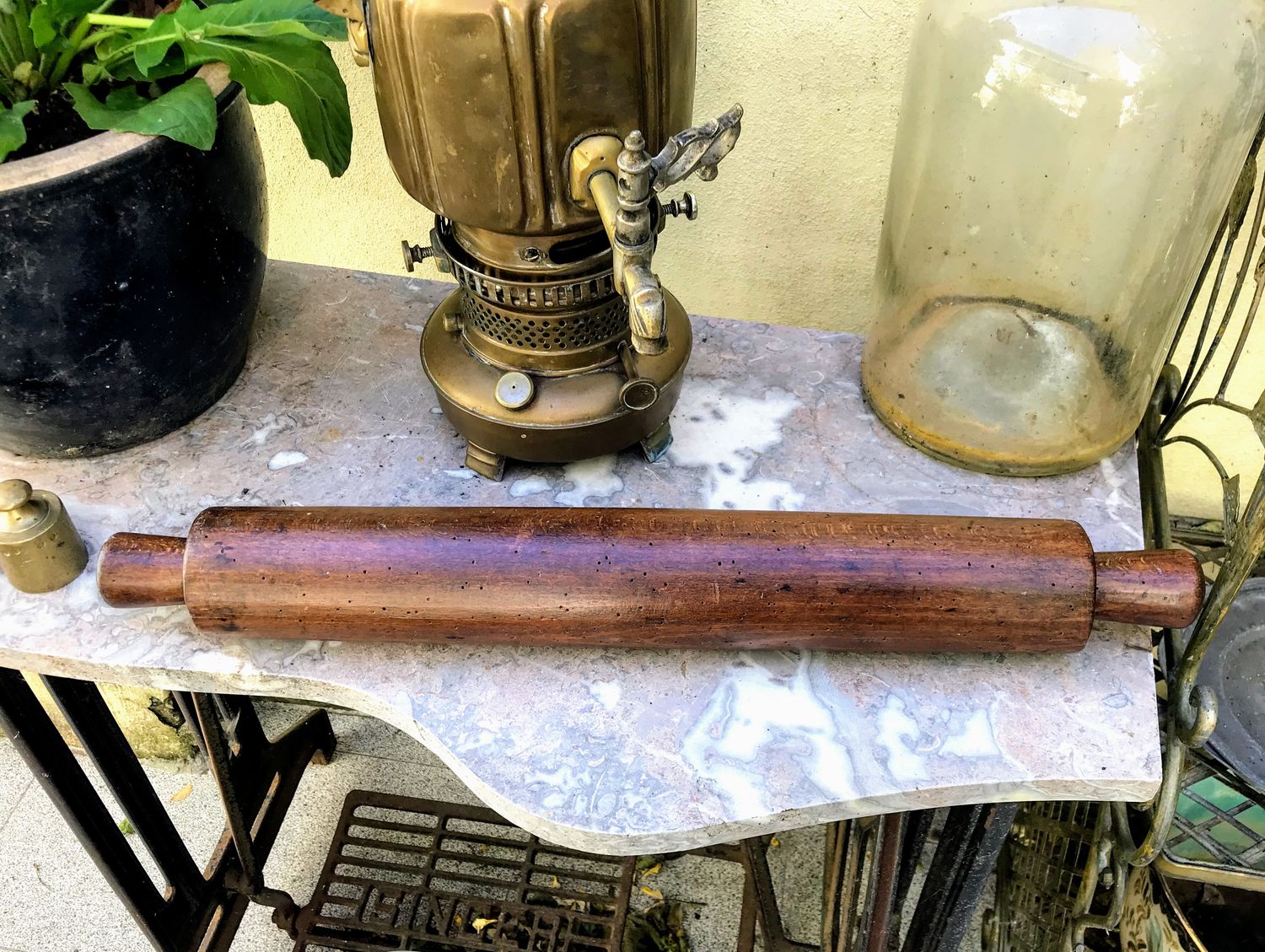 Antieke volhouten bakkersdeegrol