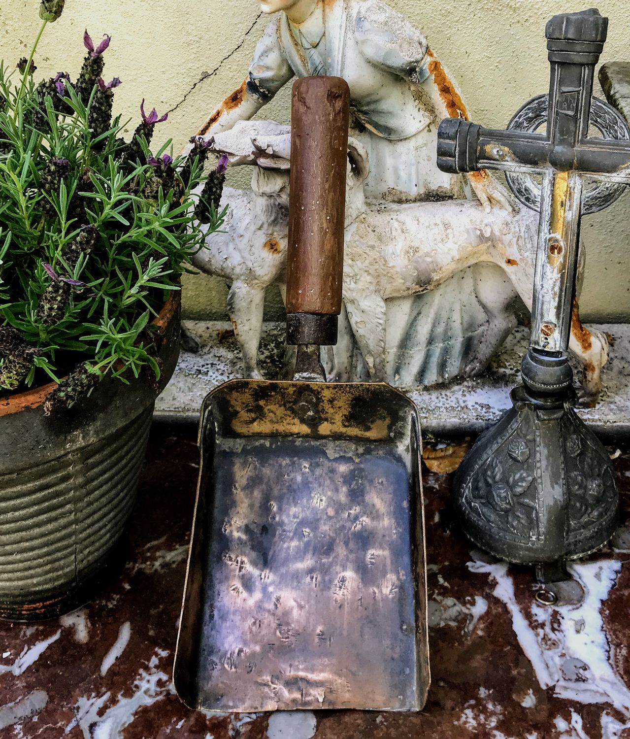 Antieke handschep in Gehamerde Messing met Houten Handvat Antieke handschep in Gehamerde Messing met Houten Handvat